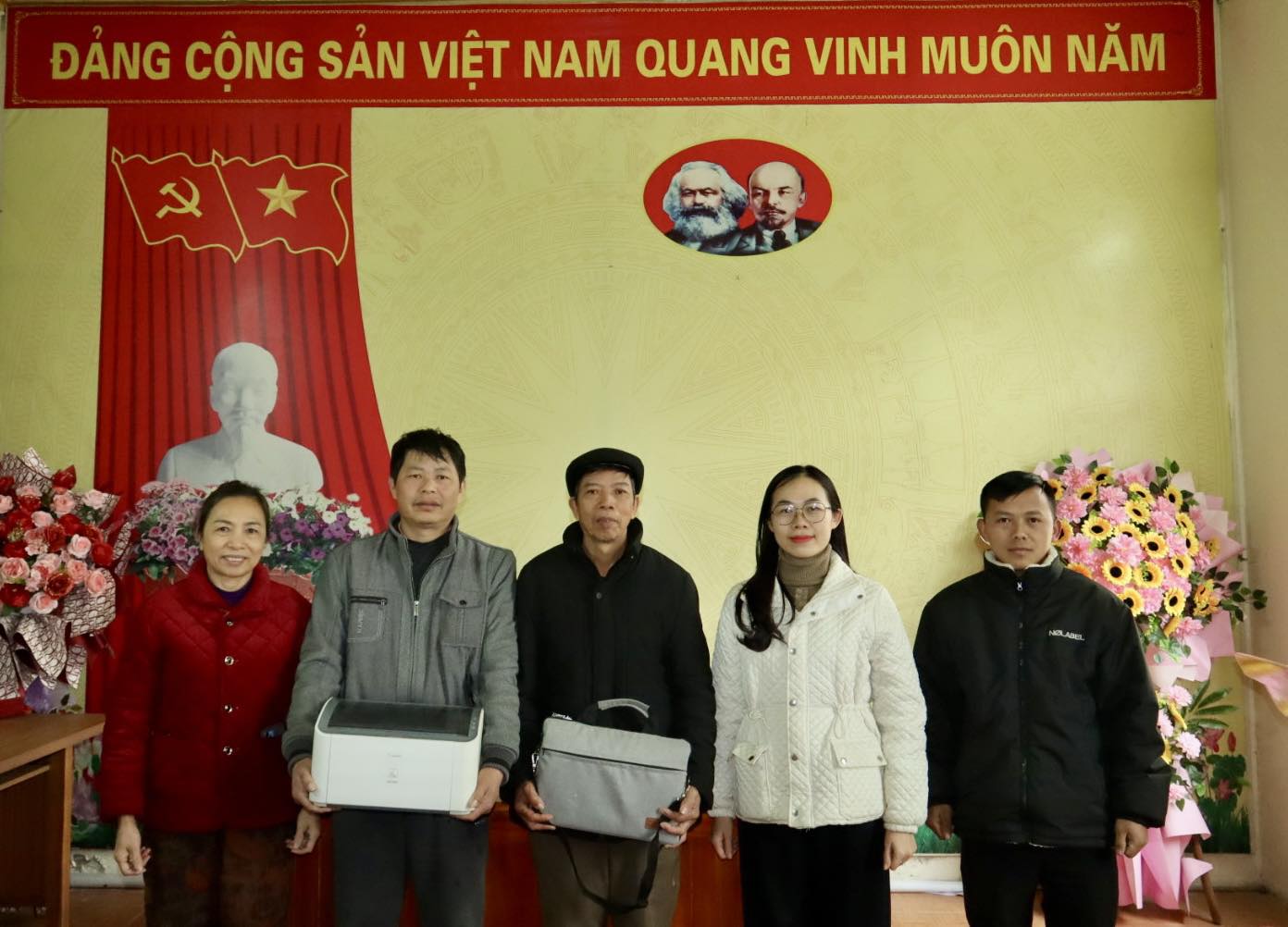 TRAO TẶNG MÁY TÍNH, MÁY IN CHO CHI BỘ THÔN 5