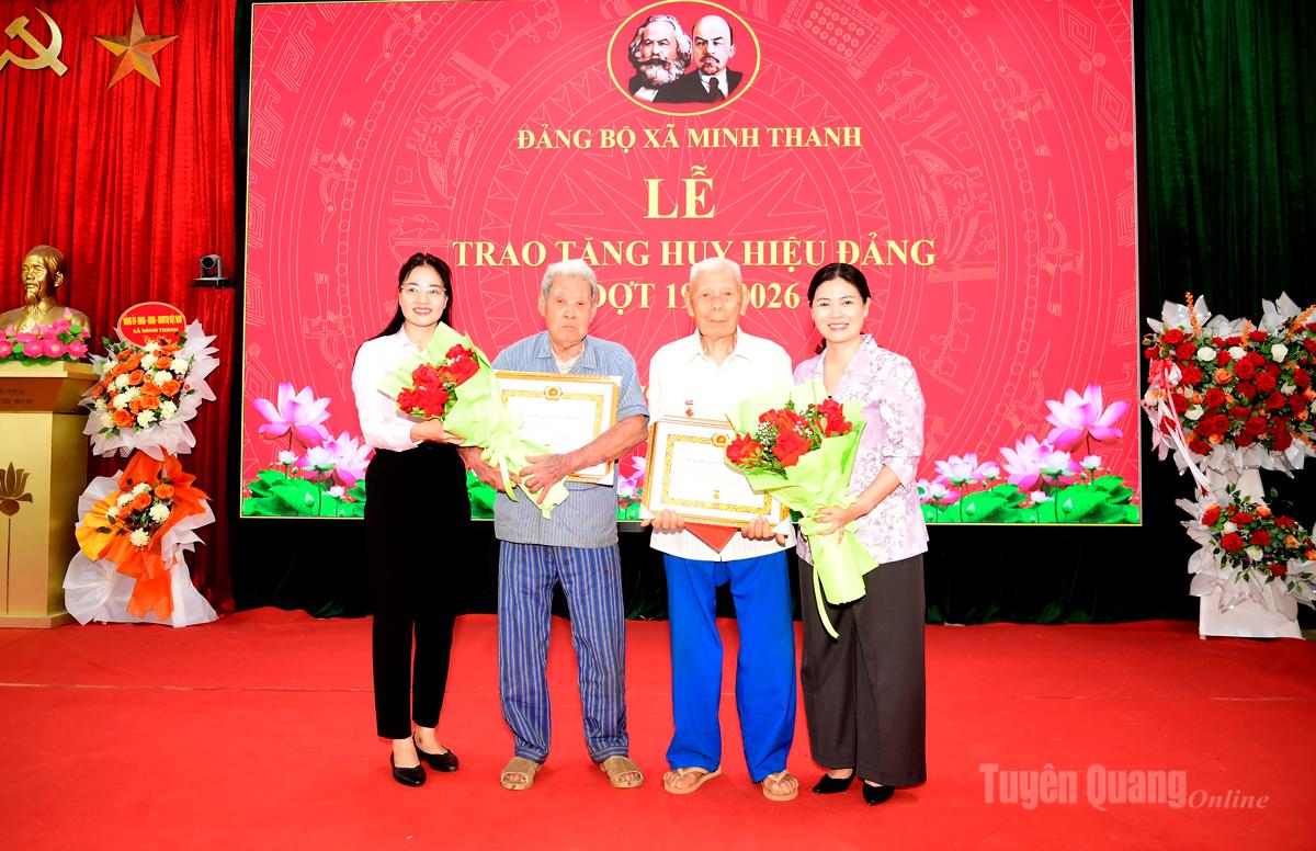 Phó Chủ tịch UBND tỉnh Vương Ngọc Hà dự và trao Huy hiệu Đảng đợt 19/5 cho các đảng viên thuộc Đảng bộ xã Minh Thanh