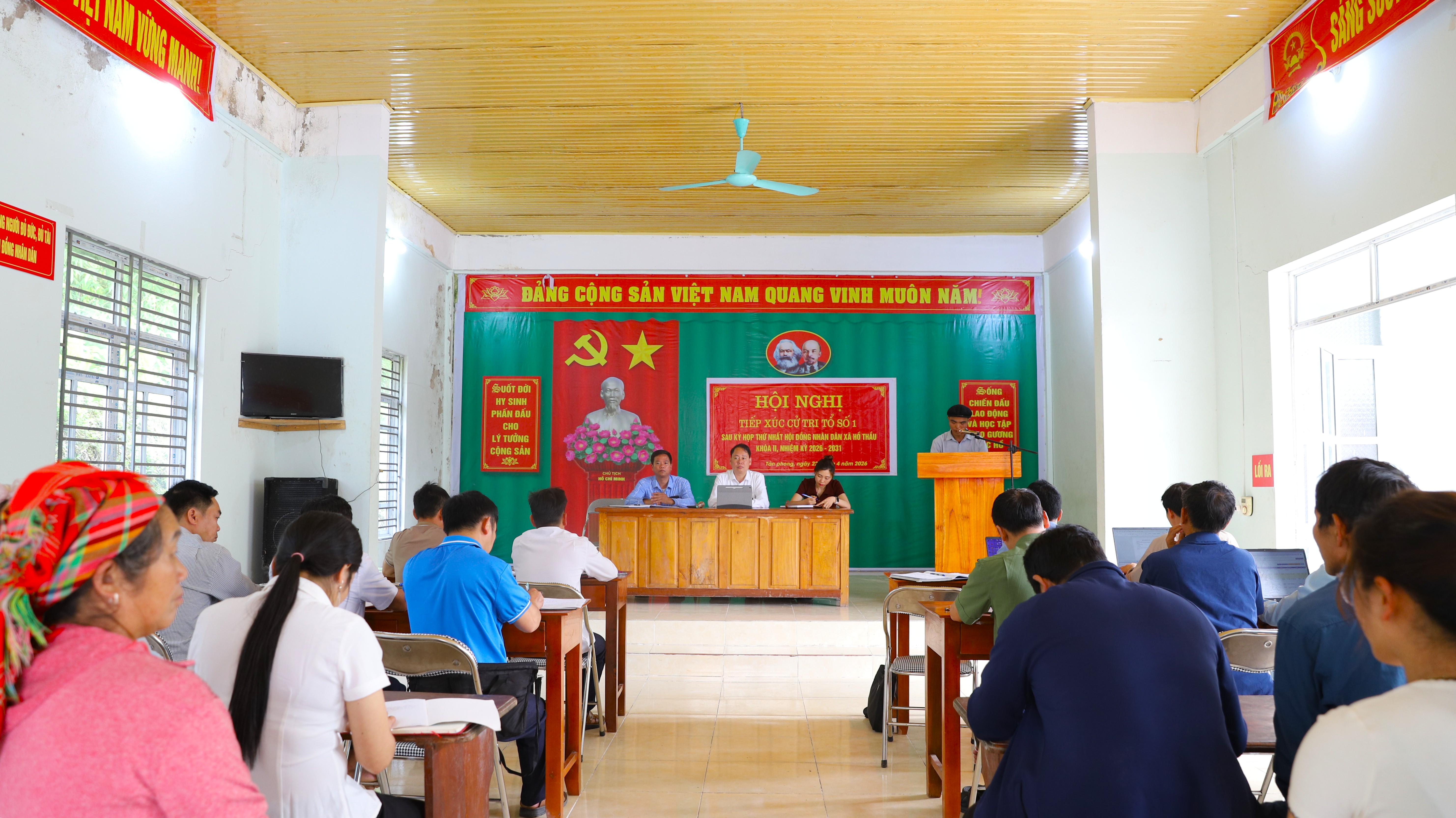 CHỦ TỊCH HỘI ĐỒNG NHÂN DÂN XÃ TIẾP XÚC CỬ TRI