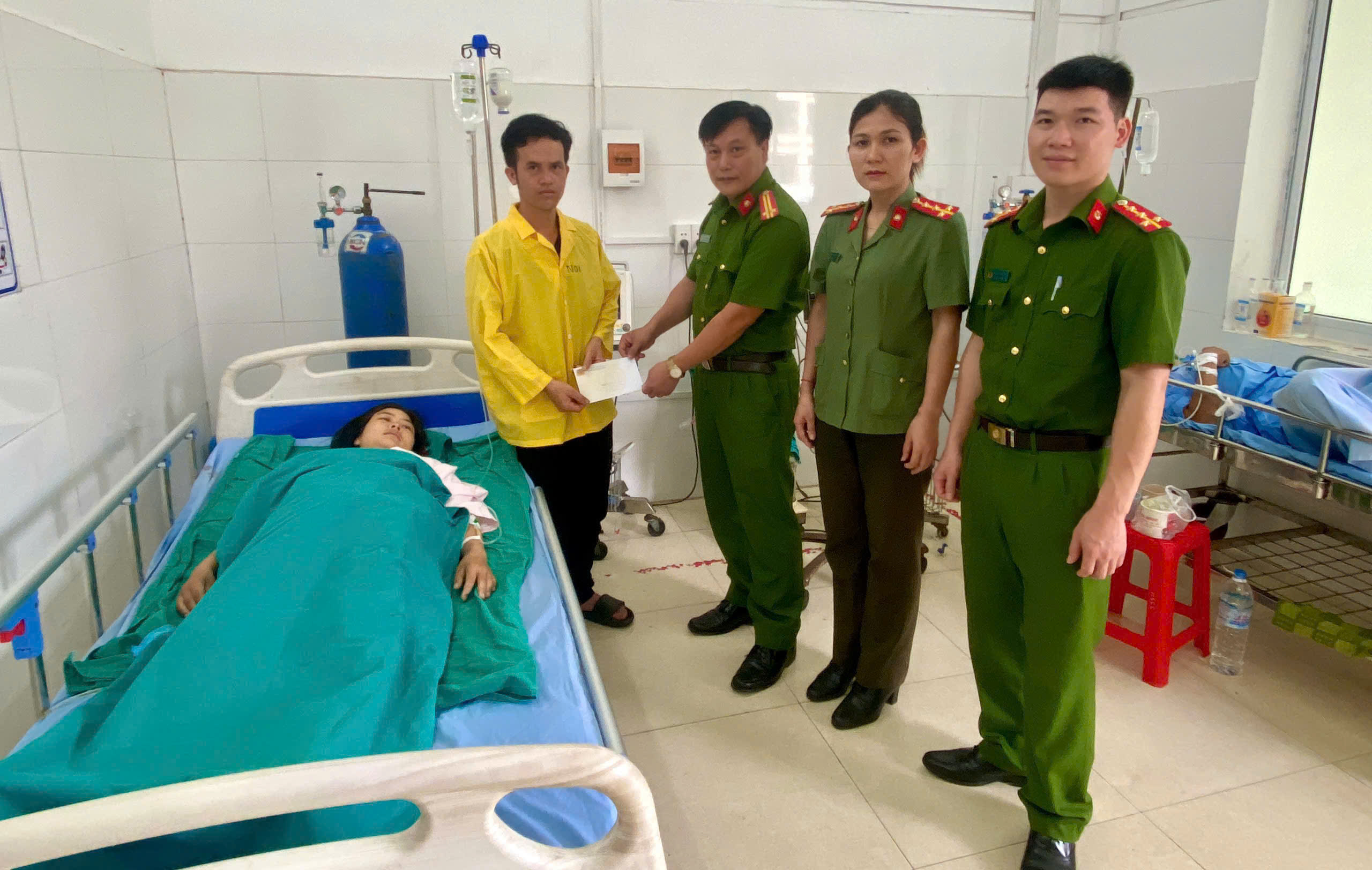 KỊP THỜI HIẾN MÁU CỨU SỐNG SẢN PHỤ QUA CƠN NGUY KỊCH 