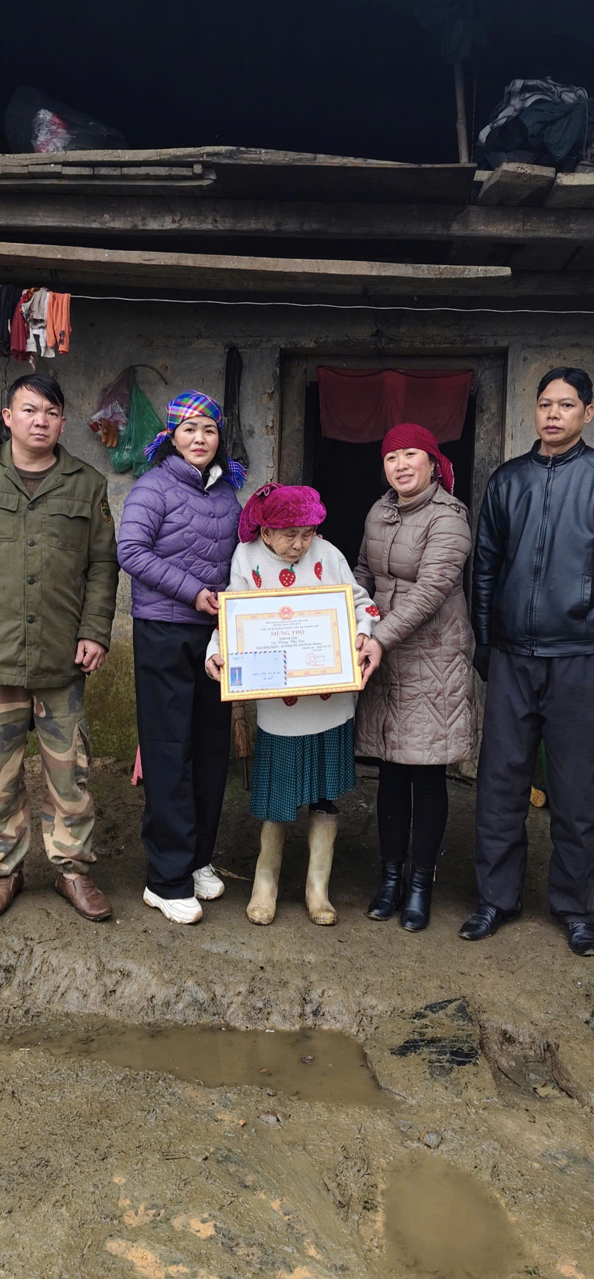 LÃNH ĐẠO BAN XÂY DỰNG ĐẢNG XÃ THẮNG MỐ THĂM, TẶNG QUÀ MỪNG THỌ CHO CÁC CỤ CAO TUỔI.