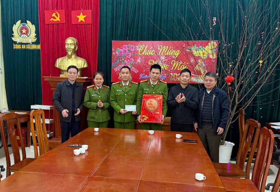 Lãnh đạo xã Linh Hồ thăm, tặng quà các đơn vị trực Tết