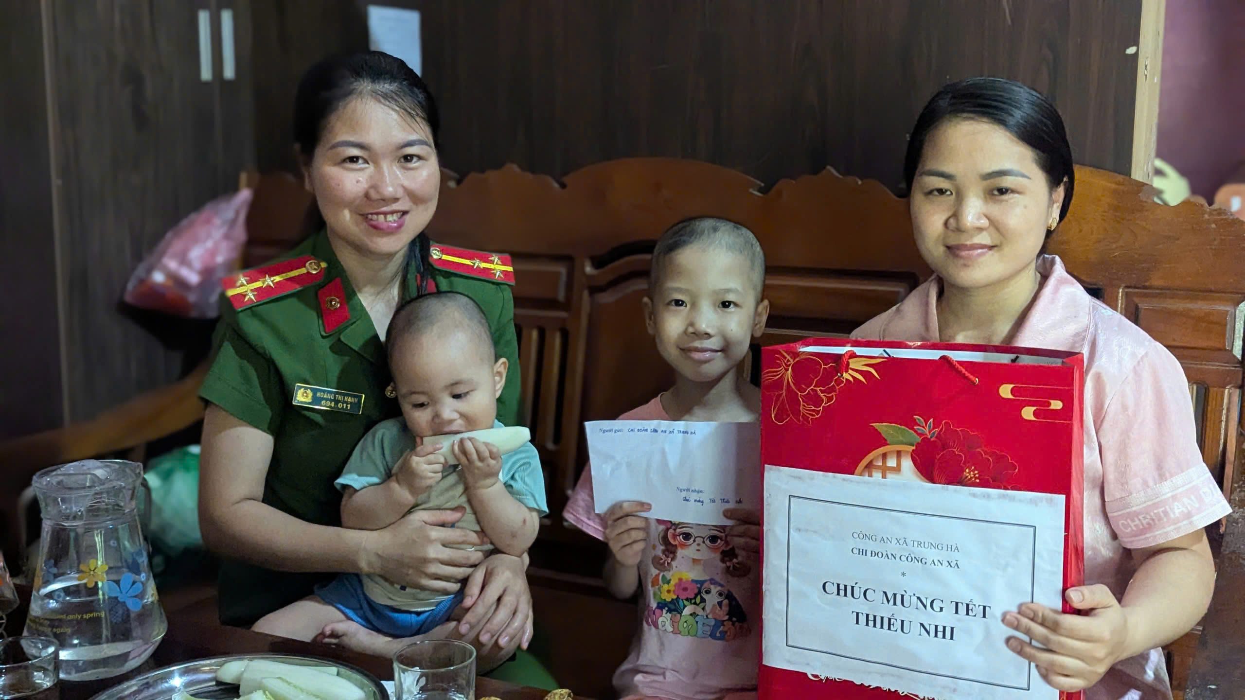 CÔNG AN XÃ TRUNG HÀ TẶNG QUÀ THIẾU NHI CÓ HOÀN CẢNH ĐẶC BIỆT NHÂN NGÀY QUỐC TẾ THIẾU NHI 01/6