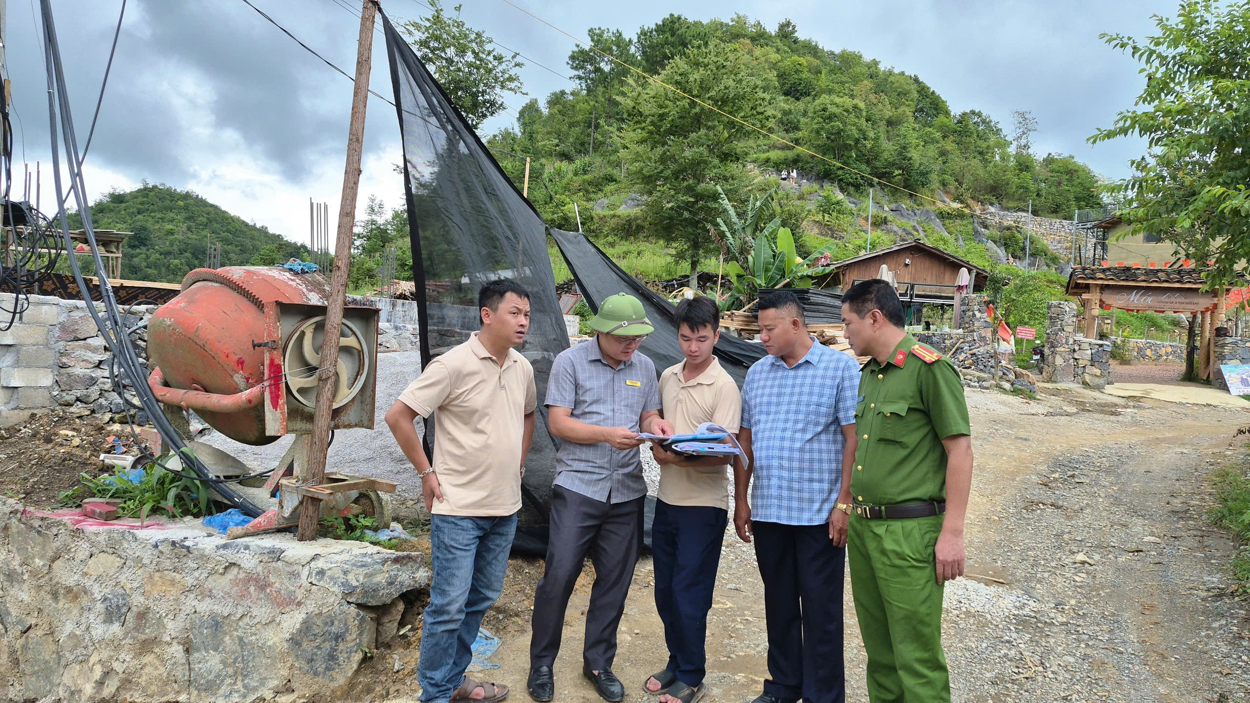 LŨNG CÚ TĂNG CƯỜNG QUẢN LÝ TRẬT TỰ XÂY DỰNG, BẢO VỆ CẢNH QUAN THÔN LÔ LÔ CHẢI