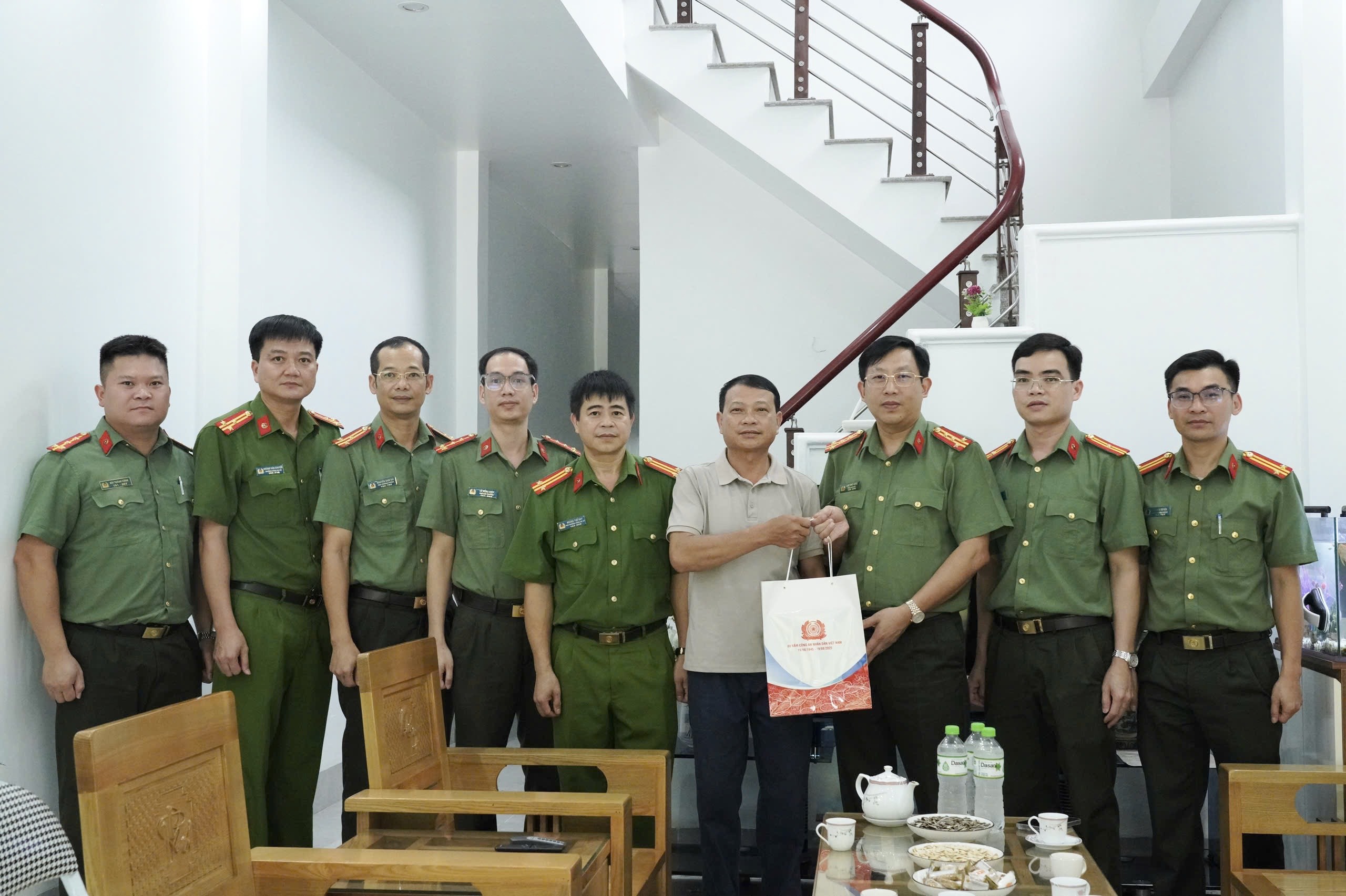 THĂM, TẶNG QUÀ TRI ÂN CÁC ĐỒNG CHÍ NGUYÊN LÃNH ĐẠO CÔNG AN TỈNH 