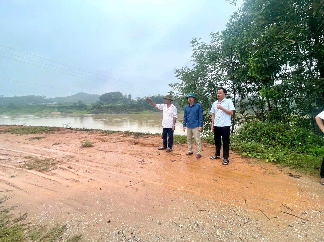 Đồng chí Phó Chủ tịch UBND xã Đông Thọ kiểm tra công trình trạm bơm tại thôn Xạ Hương. Hiện trạng hệ thống cống dưới đê phục vụ sản xuất và chủ động ứng phó mùa mưa bão.