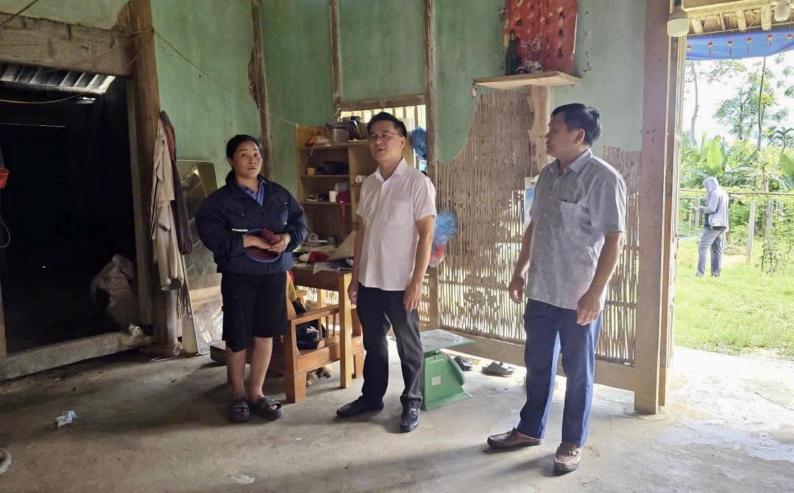 Lãnh đạo xã kiểm tra tình hình nhà ở của các gia đình chính sách trên địa bàn sau mưa bão