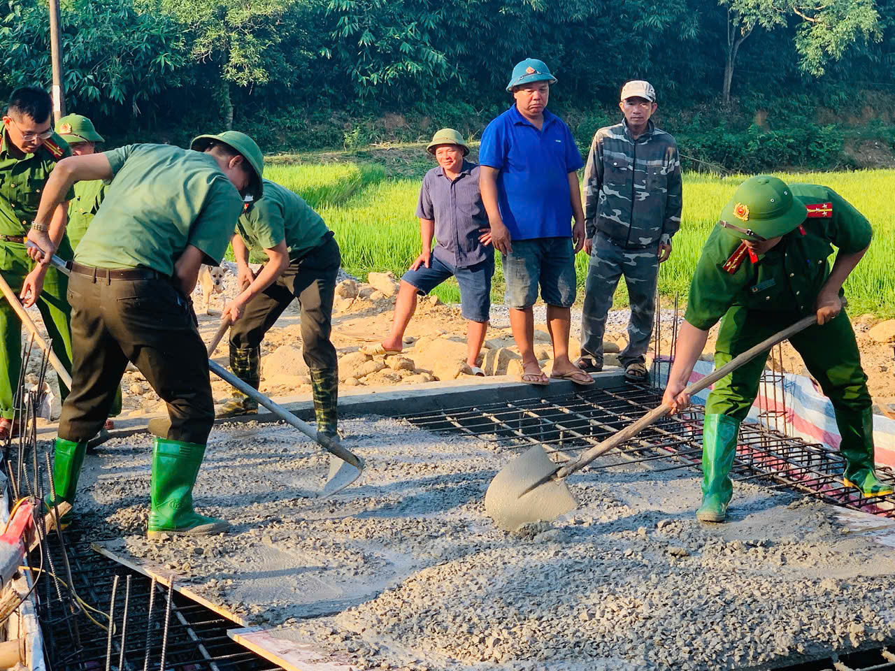 CÔNG AN XÃ VIỆT LÂM – CHUNG SỨC CÙNG NHÂN DÂN XÂY DỰNG CẦU DÂN SINH