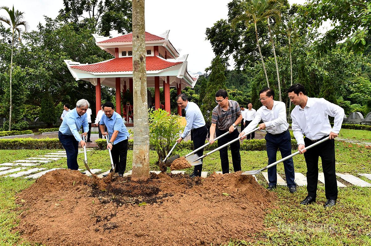Đoàn công tác Ban Tổ chức Trung ương về nguồn tại Khu di tích quốc gia đặc biệt Tân Trào