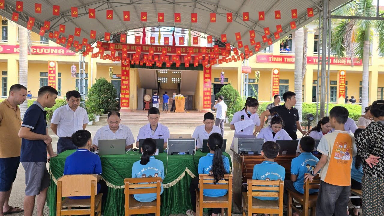 Xã Thái Hòa tổ chức khám sức khỏe miễn phí cho trên 500 học sinh THCS