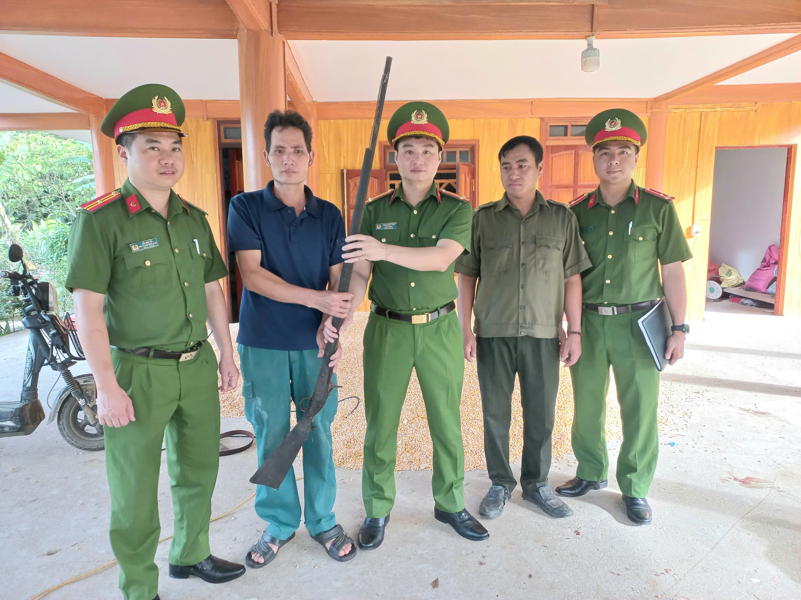 Xã Vị Xuyên đẩy mạnh tuyên truyền, vận động Nhân dân giao nộp vũ khí, vật liệu nổ, công cụ hỗ trợ và pháo