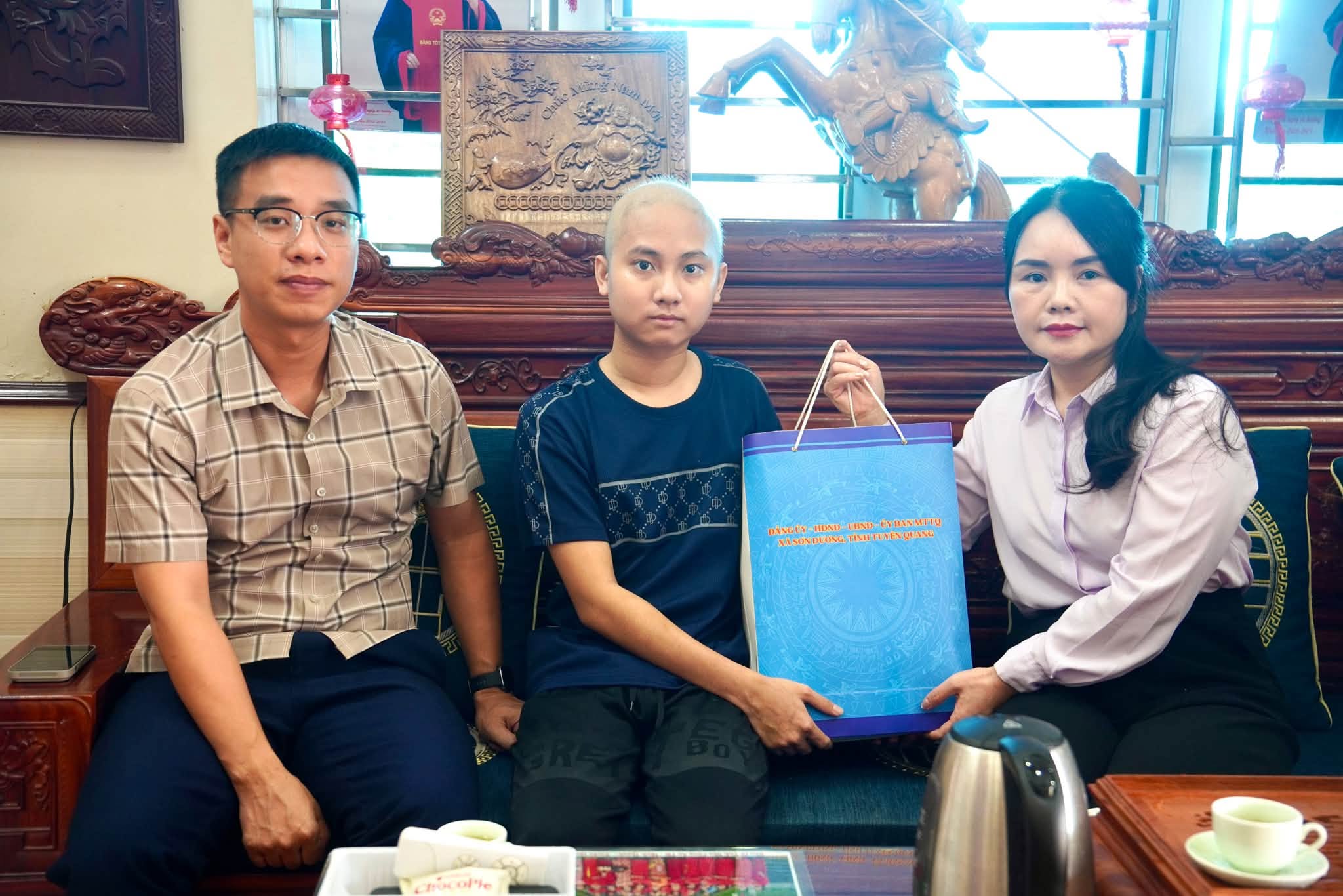 Đồng chí Bí thư Đảng ủy xã Sơn Dương thăm, tặng quà trẻ em có hoàn cảnh khó khăn dịp Tết Trung thu