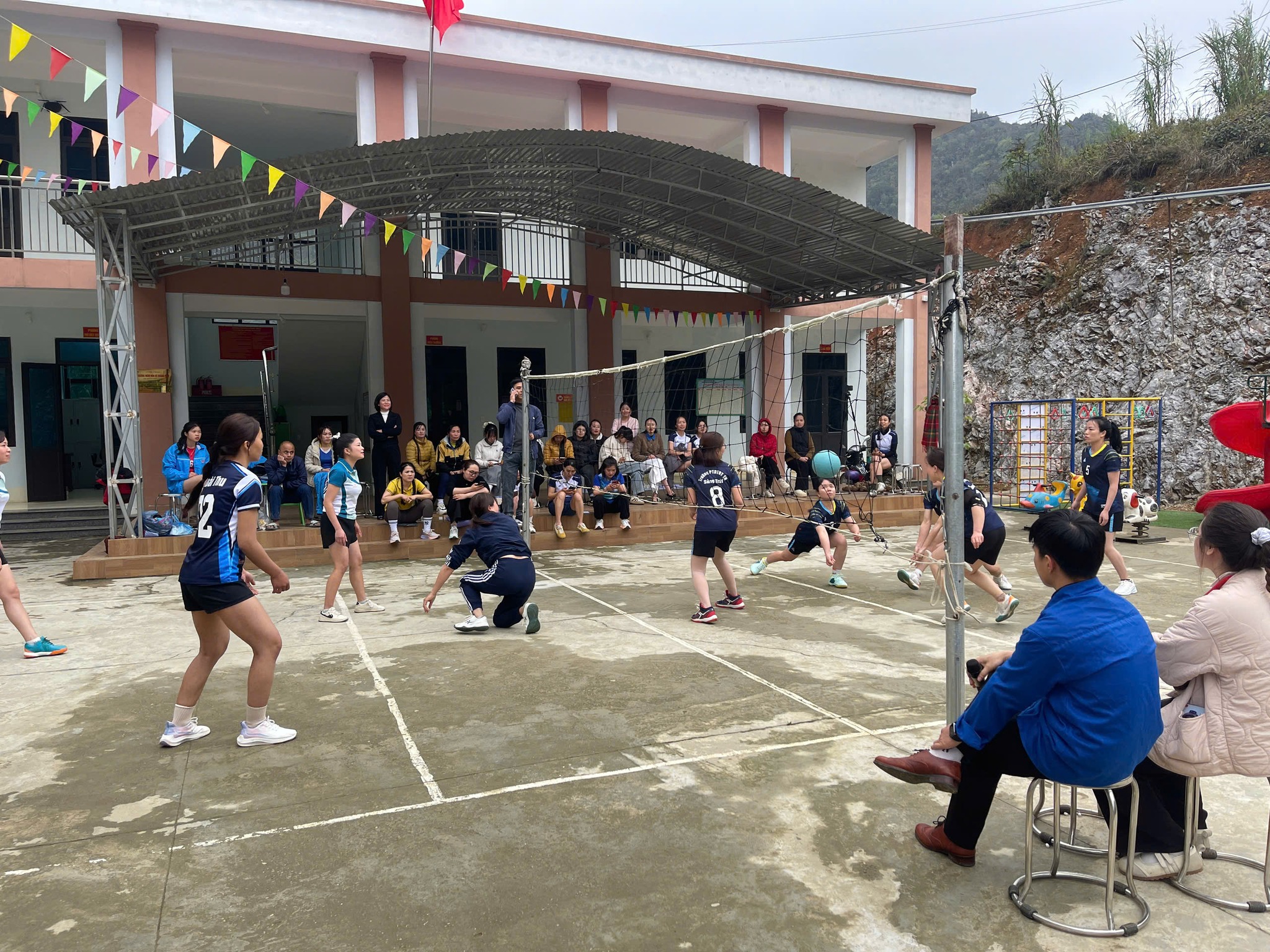 Giao lưu bóng chuyền hơi chào mừng kỷ niệm 95 năm Ngày thành lập Đoàn TNCS Hồ Chí Minh (26/3/1931 – 26/3/2026)