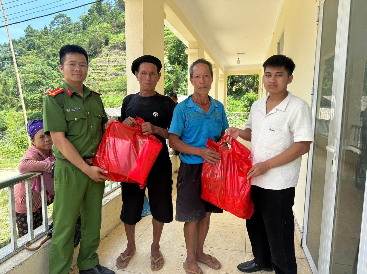 CÔNG AN XÃ TÂN TIẾN PHỐI HỢP PHÒNG VĂN HÓA XÃ HỘI TỔ CHỨC THĂM HỎI, ĐỘNG VIÊN THÂN NHÂN LIỆT SĨ THAM GIA THU NHẬN MẪU ADN