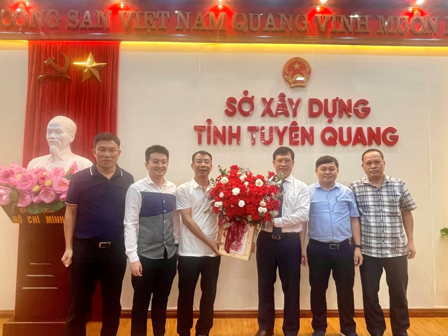 Phòng Quản lý xây dựng, Phòng Đô thị và Nhà ở tặng hoa và chụp ảnh lưu niệm chúc mừng đồng chí Trần Văn Sang