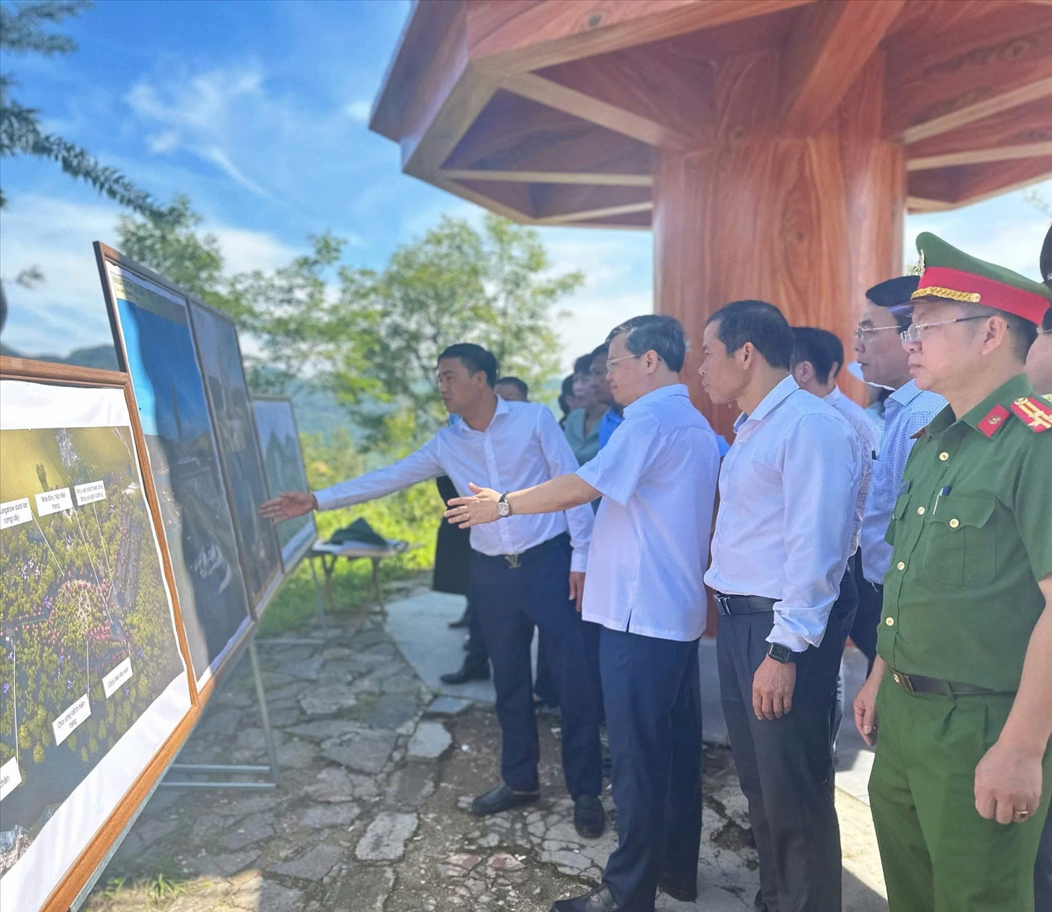 Đồng chí Nguyễn Văn Sơn, Phó Bí thư Tỉnh ủy - Chủ tịch HĐND tỉnh Tuyên Quang (người đứng hàng đầu thứ ba từ phải qua) khảo sát điểm cực Bắc xã Lũng Cú trong quy hoạch điểm nhấn phát triển du lịch xã Lũng Cú. (Ảnh chụp tháng 7/2025)