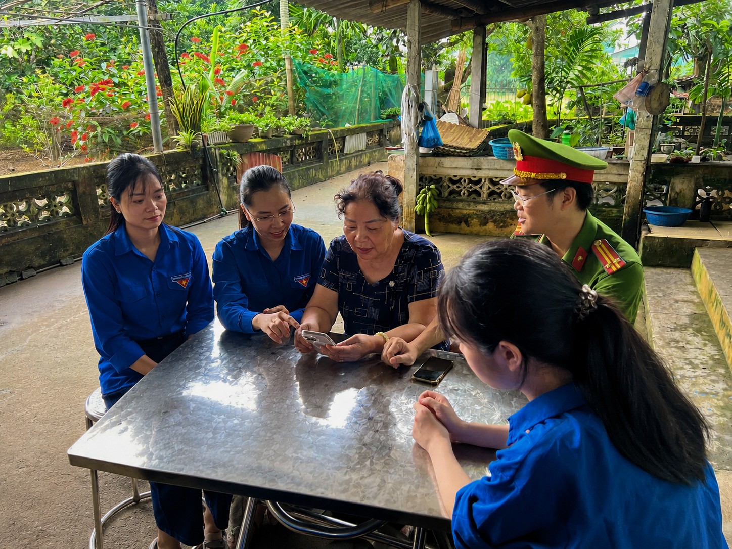 ĐỂ NGHỊ QUYẾT ĐI VÀO TỪNG “CÁNH CỬA SỐ”
