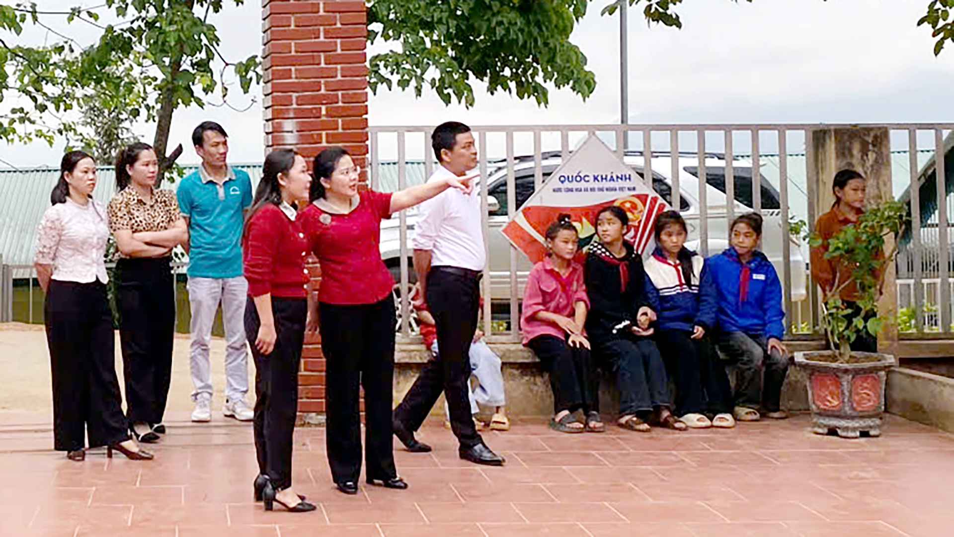 Kiểm tra cơ sở vật chất các trụ sở làm việc và trường học trên địa bàn xã