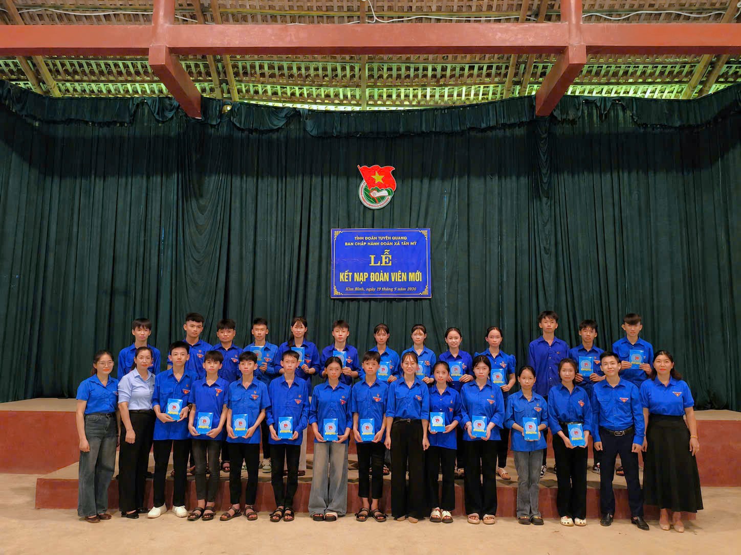 KẾT NẠP ĐOÀN VIÊN NHÂN KỶ NIỆM 136 NĂM NGÀY SINH CHỦ TỊCH HỒ CHÍ MINH
