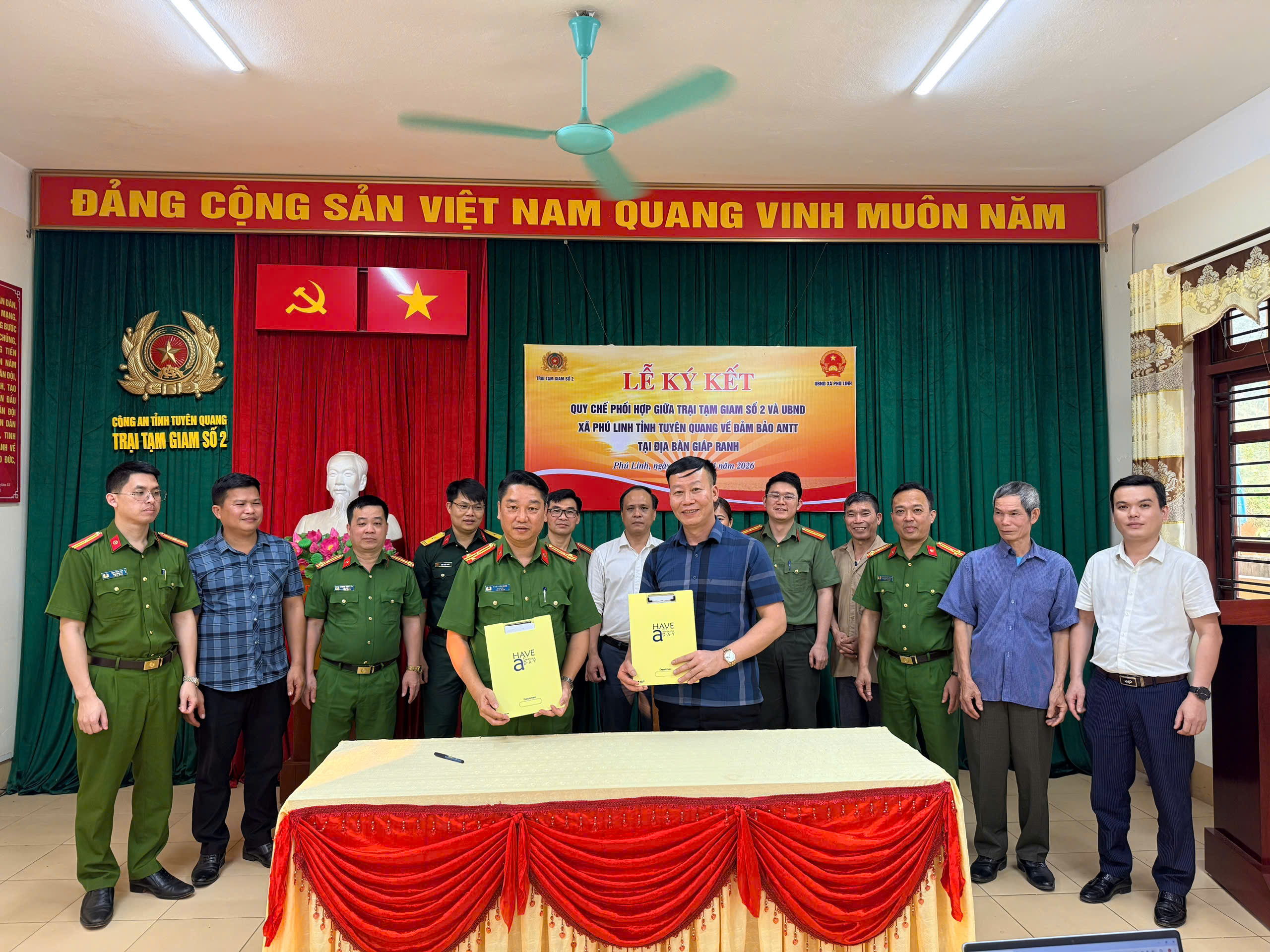 TRẠI TẠM GIAM SỐ 2 PHỐI HỢP VỚI ỦY BAN NHÂN DÂN XÃ PHÚ LINH TỔ CHỨC LỄ KÝ KẾT QUY CHẾ PHỐI HỢP TRONG CÔNG TÁC BẢO ĐẢM AN NINH, TRẬT TỰ TẠI ĐỊA BÀN GIÁP RANH