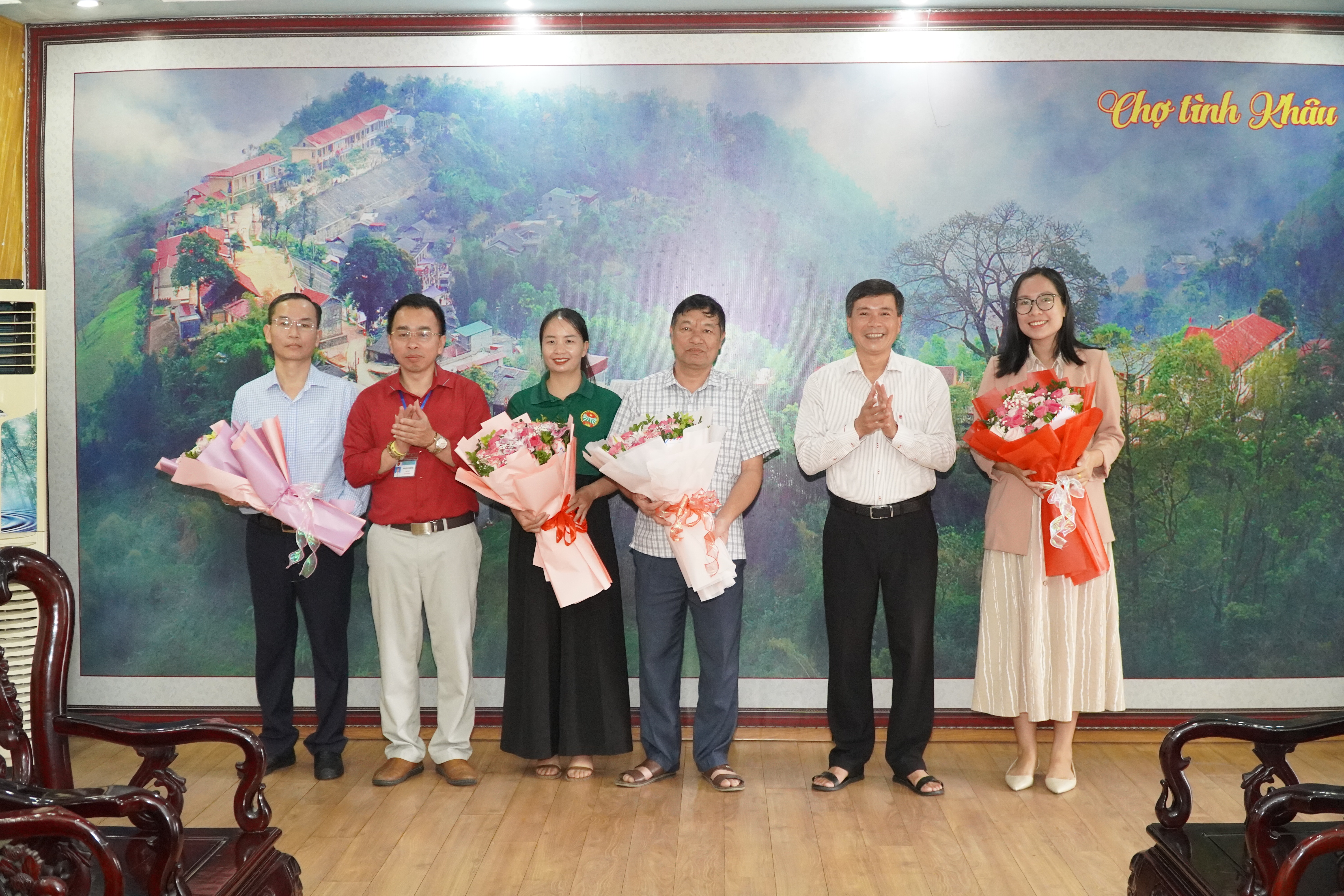 Thường trực, Ban Thường vụ Đảng ủy xã Mèo Vạc gặp mặt kỷ niệm ngày truyền thống các ngành xây dựng Đảng và Văn phòng cấp ủy