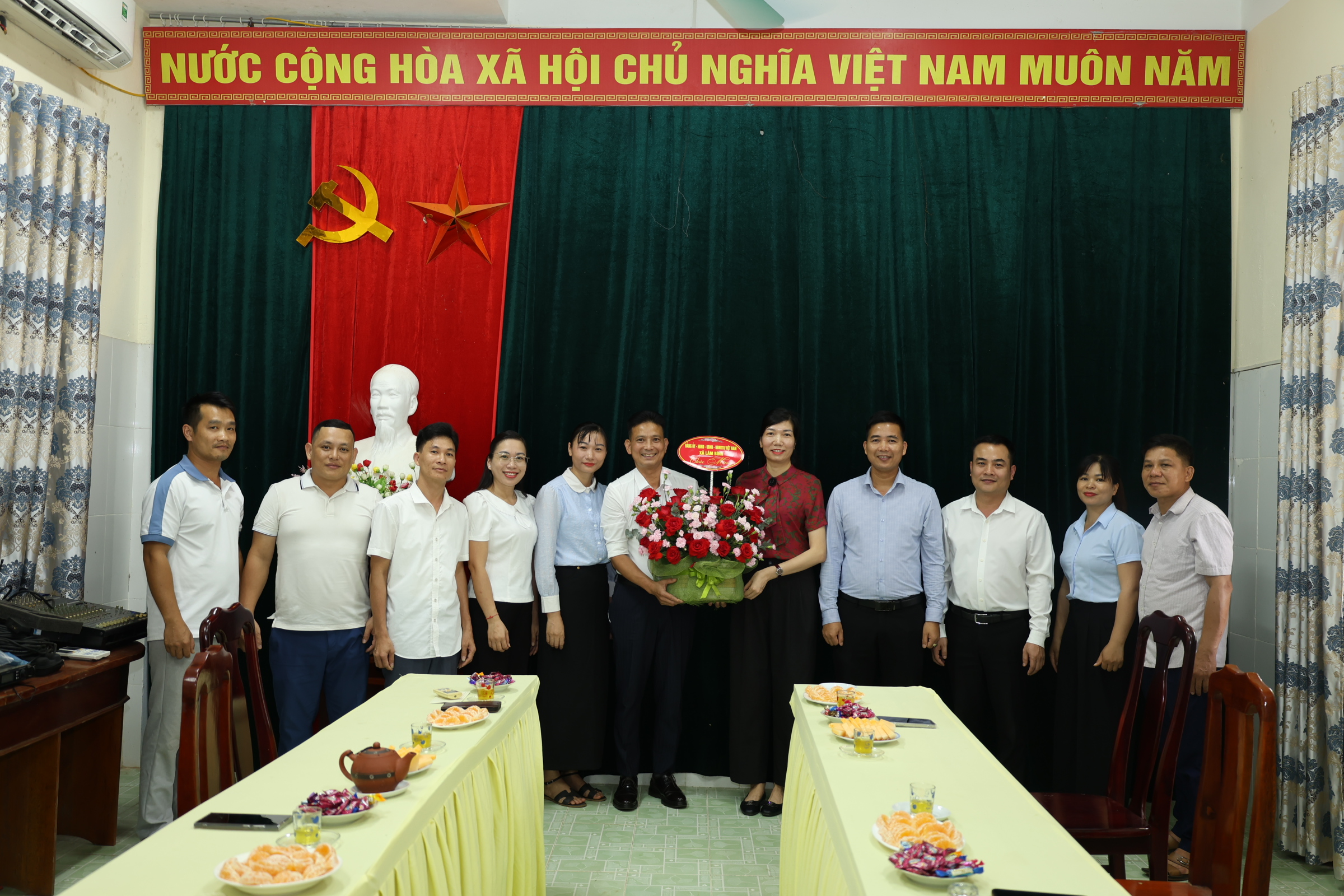 Lãnh đạo xã Lâm Bình thăm, chúc mừng Trung tâm Dịch vụ công nhân Ngày Báo chí Cách mạng Việt Nam