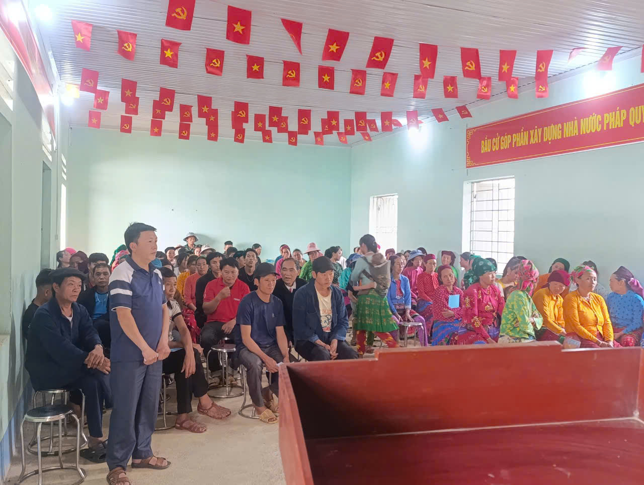 Tổ đại biểu số 4 HĐND xã Khâu Vai tiếp xúc cử tri tại thôn Quán  Xí