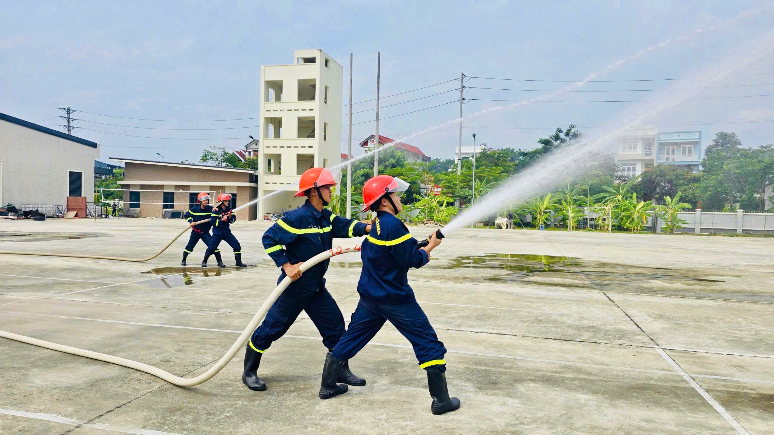HUẤN LUYỆN ĐỊNH KỲ NGHIỆP VỤ CHỮA CHÁY VÀ CNCH 6 THÁNG CUỐI NĂM 2025