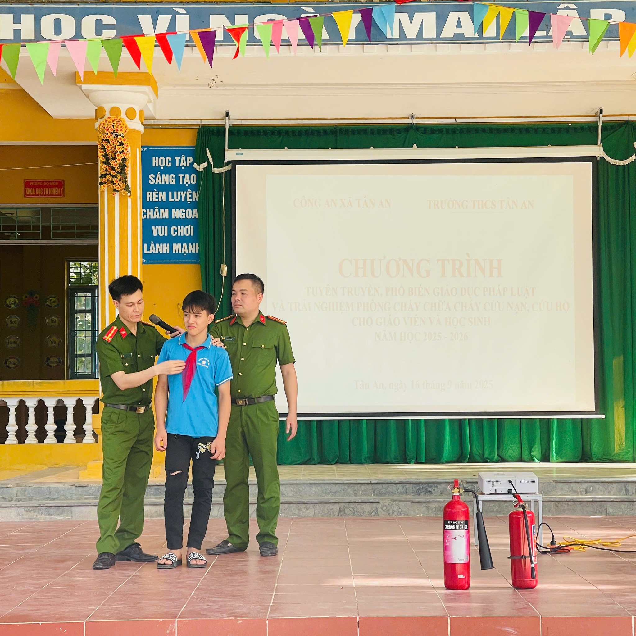 CÔNG AN XÃ TÂN AN PHỐI HỢP TUYÊN TRUYỀN, PHỔ BIẾN GIÁO DỤC PHÁP LUẬT VÀ TẬP HUẤN TRANG BỊ KỸ NĂNG PCCC TẠI CƠ SỞ GIÁO DỤC TRÊN ĐỊA BÀN