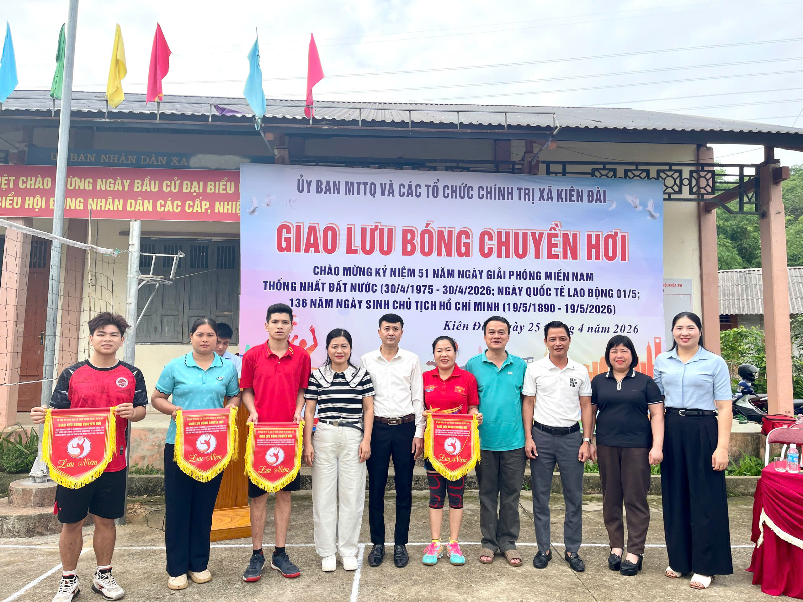 Kiên Đài tổ chức thành công giao lưu bóng chuyền hơi nam nữ chào mừng các ngày lễ lớn