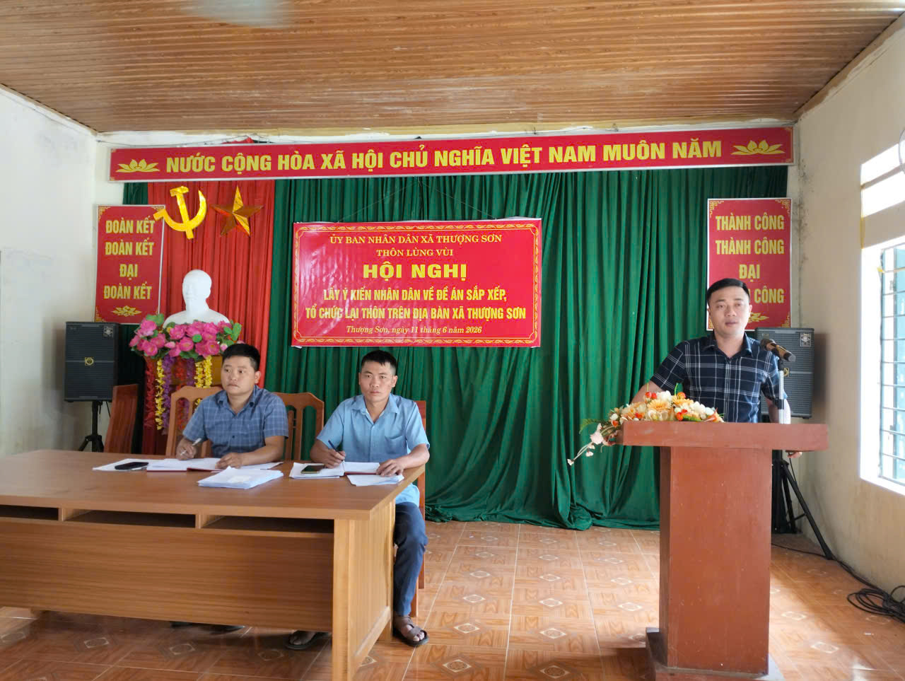 THÔN LÙNG VÙI TỔ CHỨC HỘI NGHỊ LẤY Ý KIẾN NHÂN DÂN VỀ DỰ THẢO ĐỀ ÁN SẮP XẾP, TỔ CHỨC LẠI THÔN TRÊN ĐỊA BÀN XÃ THƯỢNG SƠN
