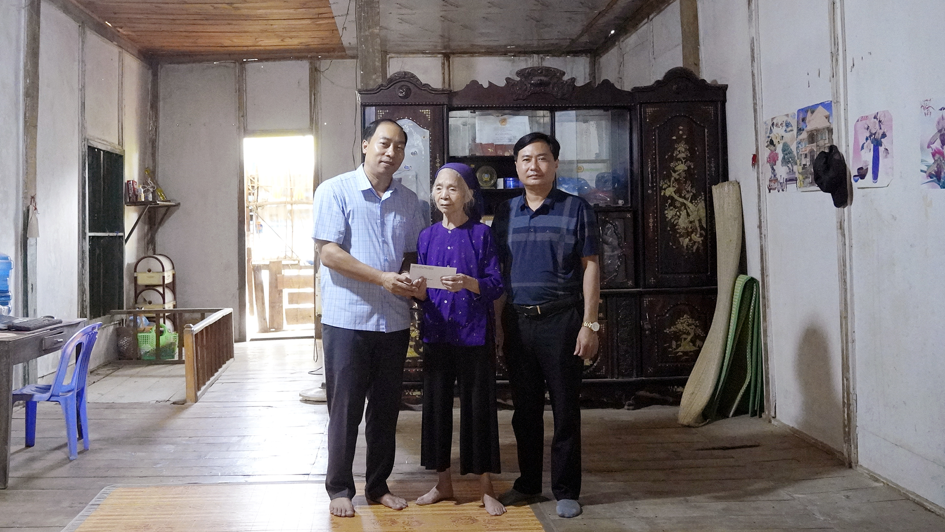 Phó Bí thư Thường trực Đảng ủy Tô Quang Trọng thăm, tặng quà người cao tuổi nhân Ngày Quốc tế Người cao tuổi 1/10