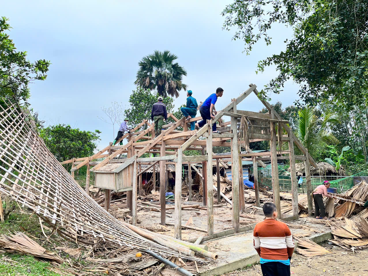HỖ TRỢ NGÀY CÔNG LAO ĐỘNG GIÚP ĐỠ GIA ĐÌNH CÓ HOÀN CẢNH KHÓ KHĂN XÓA NHÀ TẠM NHÀ DỘT NÁT TRÊN ĐỊA BÀN XÃ MINH DÂN