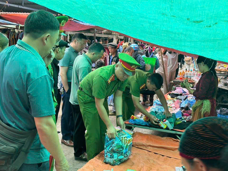 TỔ LIÊN NGÀNH XÃ PHỐ BẢNG KIỂM TRA, XỬ LÝ HÀNG HÓA KHÔNG RÕ NGUỒN GỐC TẠI CHỢ PHỐ BẢNG