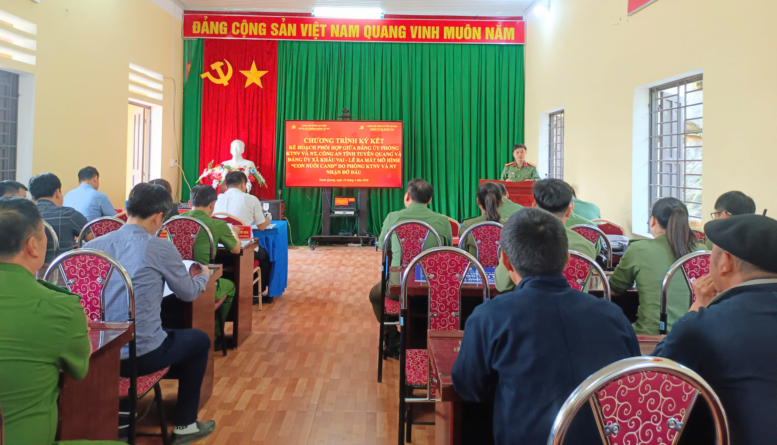 Hội nghị ký kết Kế hoạch phối hợp giữa Đảng ủy Phòng Kỹ thuật nghiệp vụ và Ngoại tuyến Công an tỉnh với Đảng ủy xã Khâu Vai