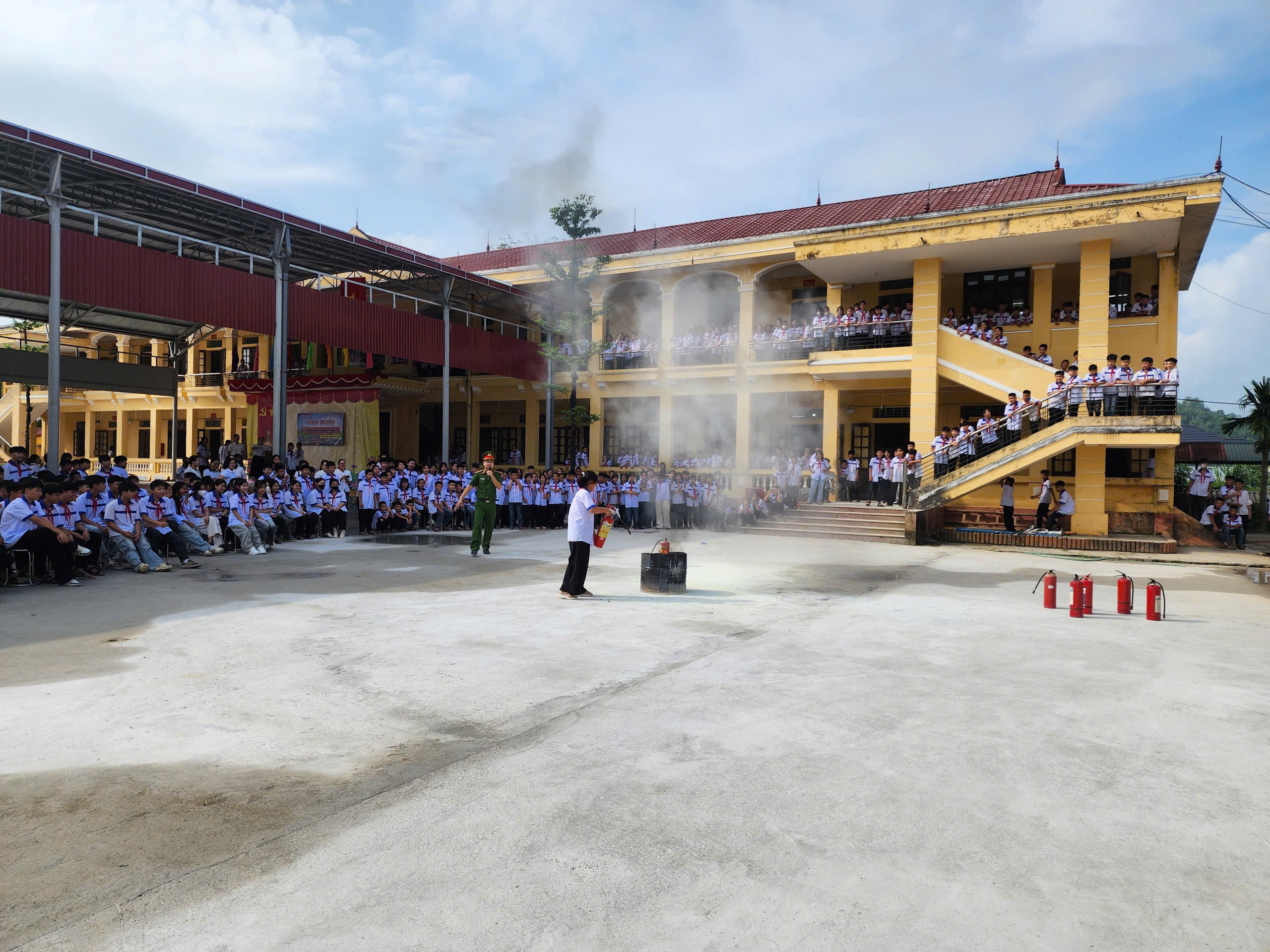 CÔNG AN XÃ THÁI HOÀ TỔ CHỨC TUYÊN TRUYỀN, TRẢI NGHIỆM CHỮA CHÁY VÀ CỨU NẠN CỨU HỘ 