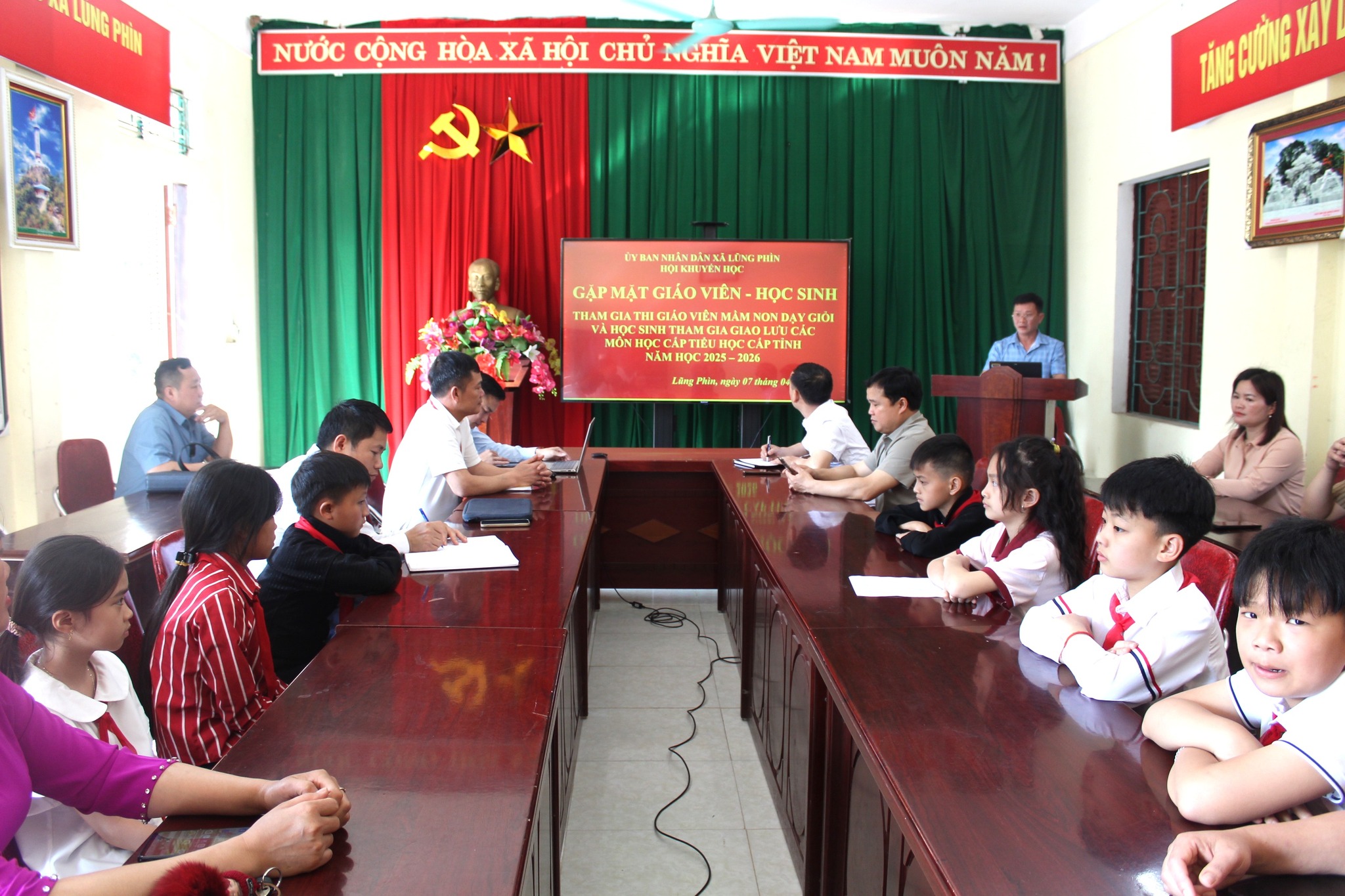 UBND Lũng Phìn gặp mặt giáo viên, học sinh tham gia các kỳ thi, giao lưu cấp tỉnh năm học 2025 – 2026