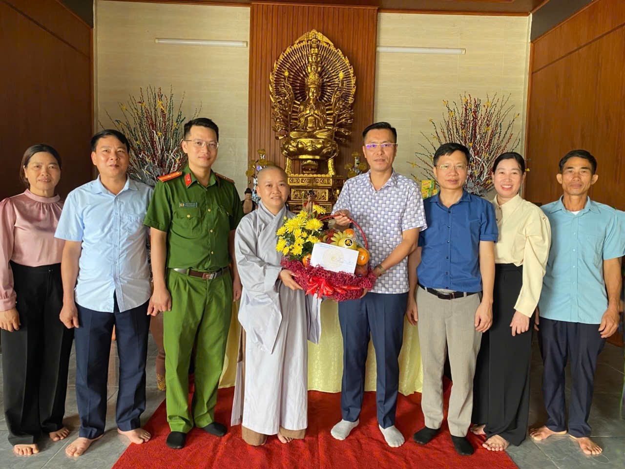 ĐẢNG ỦY, HĐND, UBND, ỦY BAN MTTQ XÃ  TRƯỜNG SINH THĂM, CHÚC MỪNG ĐẠI LỄ PHẬT ĐẢN TẠI CHÙA CHÂM
