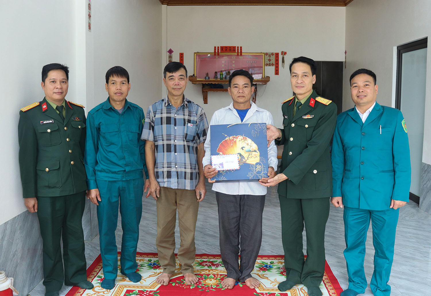 Ban CHQS xã Lực Hành thăm, tặng quà gia đình thanh niên đang thực hiện nghĩa vụ quân sự