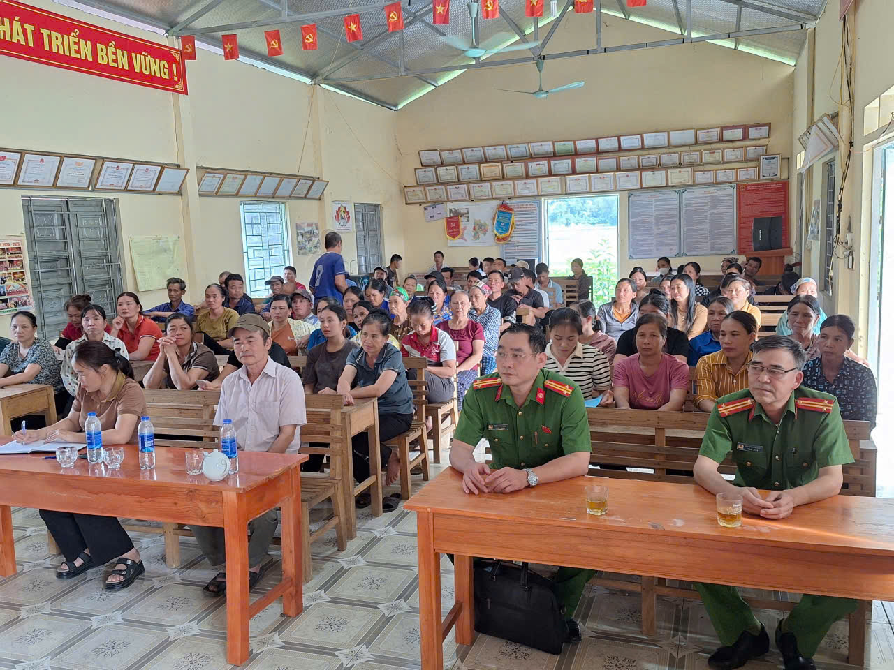 TUYÊN TRUYỀN PHÁP LUẬT CHO BÀ CON NHÂN DÂN THÔN TÂN ĐIỀN