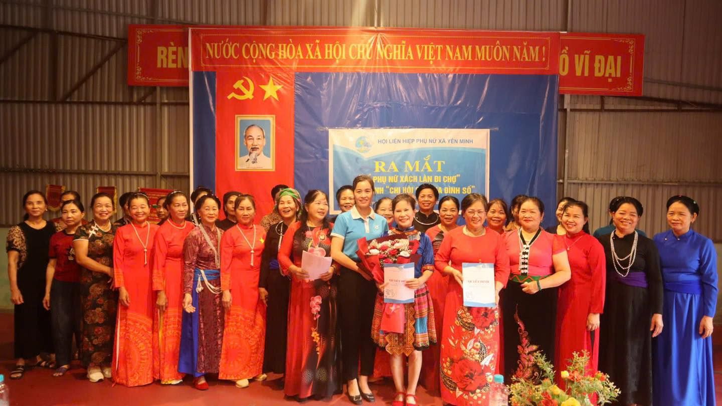 HỘI LHPN XÃ YÊN MINH RA MẮT MÔ HÌNH “TỔ PHỤ NỮ XÁCH LÀN ĐI CHỢ” VÀ “CHI HỘI SỐ - GIA ĐÌNH SỐ”