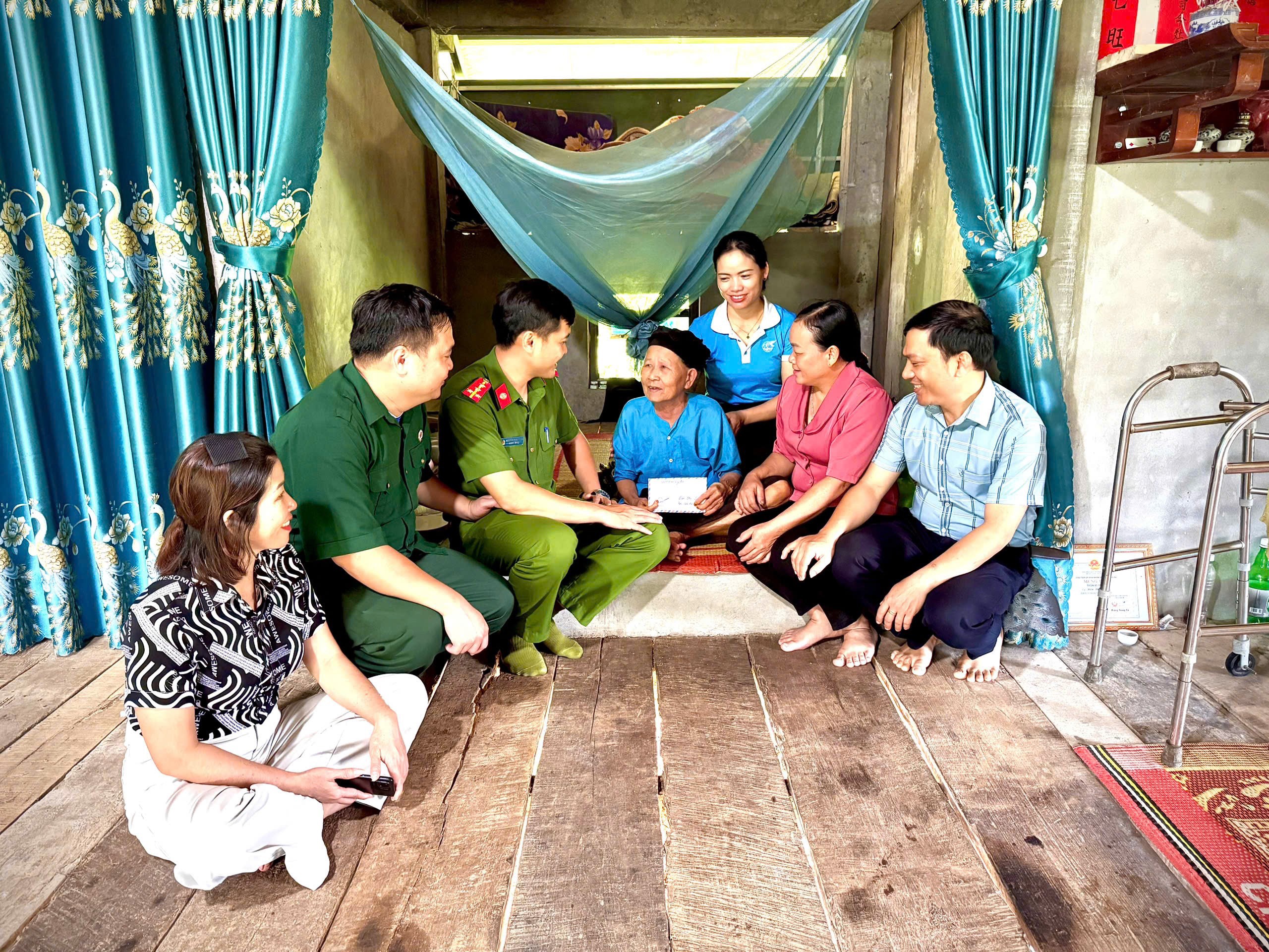 RA QUÂN TRỒNG CÂY, TẶNG QUÀ TRI ÂN THƯƠNG BINH, THÂN NHÂN LIỆT SĨ NHÂN NGÀY 27/7