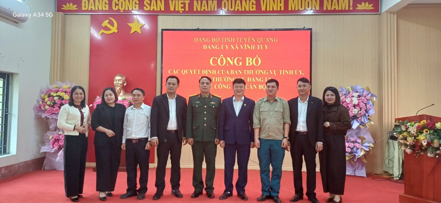 Ban Thường vụ Đảng ủy xã Vĩnh Tuy công bố Quyết định về công tác cán bộ Ban Chỉ huy Quân sự xã