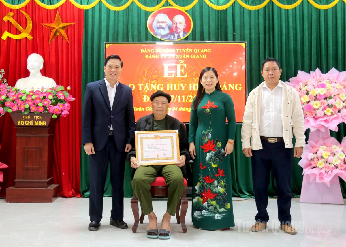 Phó Chủ tịch HĐND tỉnh Lê Thị Thanh Trà trao Huy hiệu Đảng tại xã Xuân Giang