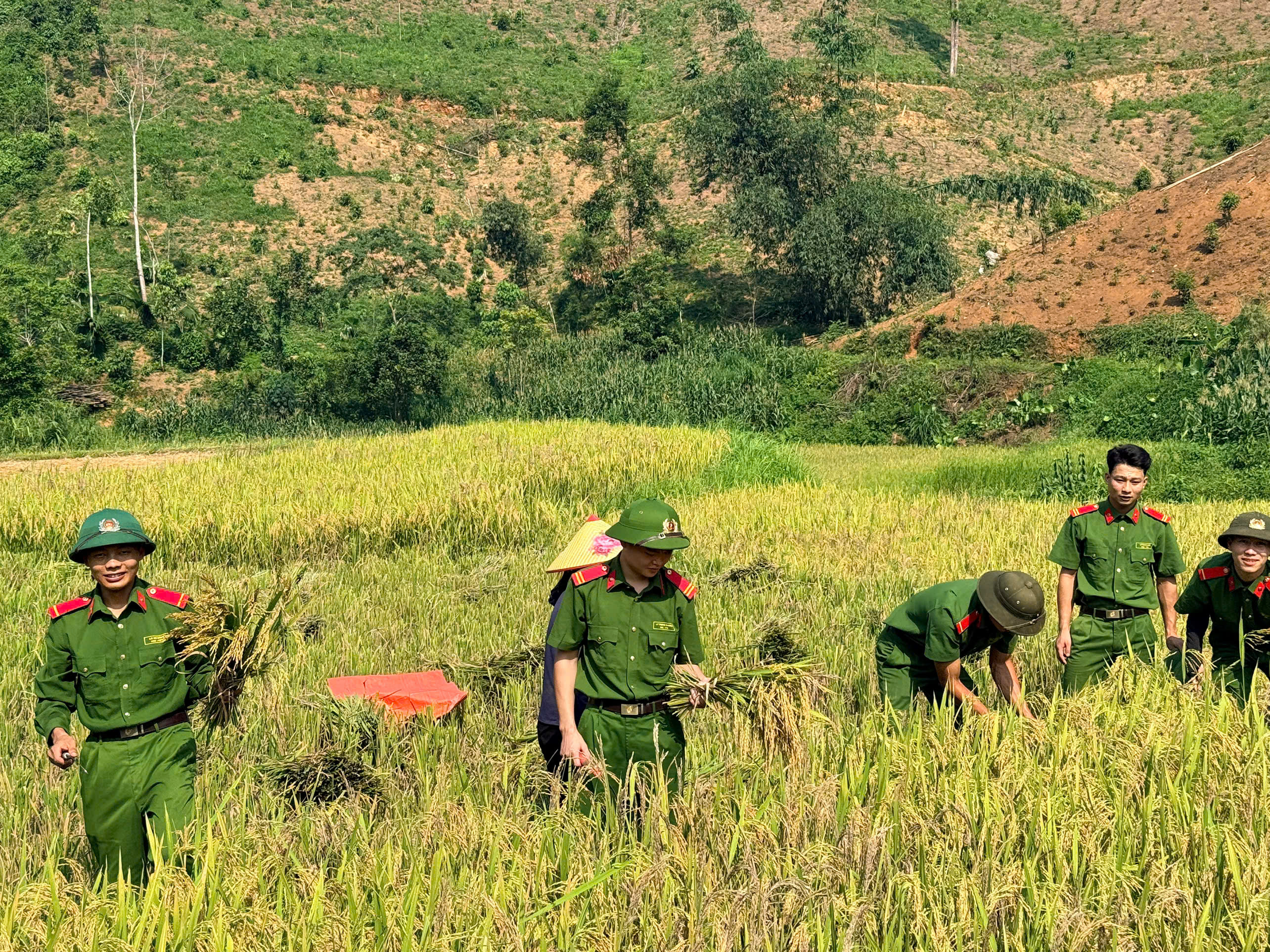 CÁN BỘ, CHIẾN SĨ ĐỘI CẢNH SÁT BẢO VỆ - TRẠI TẠM GIAM SỐ 2: NGHE DÂN CẦN, ĐẾN DÂN GIÚP