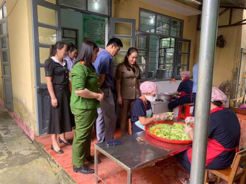       ĐOÀN KIỂM TRA AN TOÀN THỰC PHẨM BẾP ĂN TẬP THỂ XÃ HÙNG AN, KIỂM TRA TẠI CÁC TRƯỜNG TRÊN ĐỊA BÀN XÃ. 