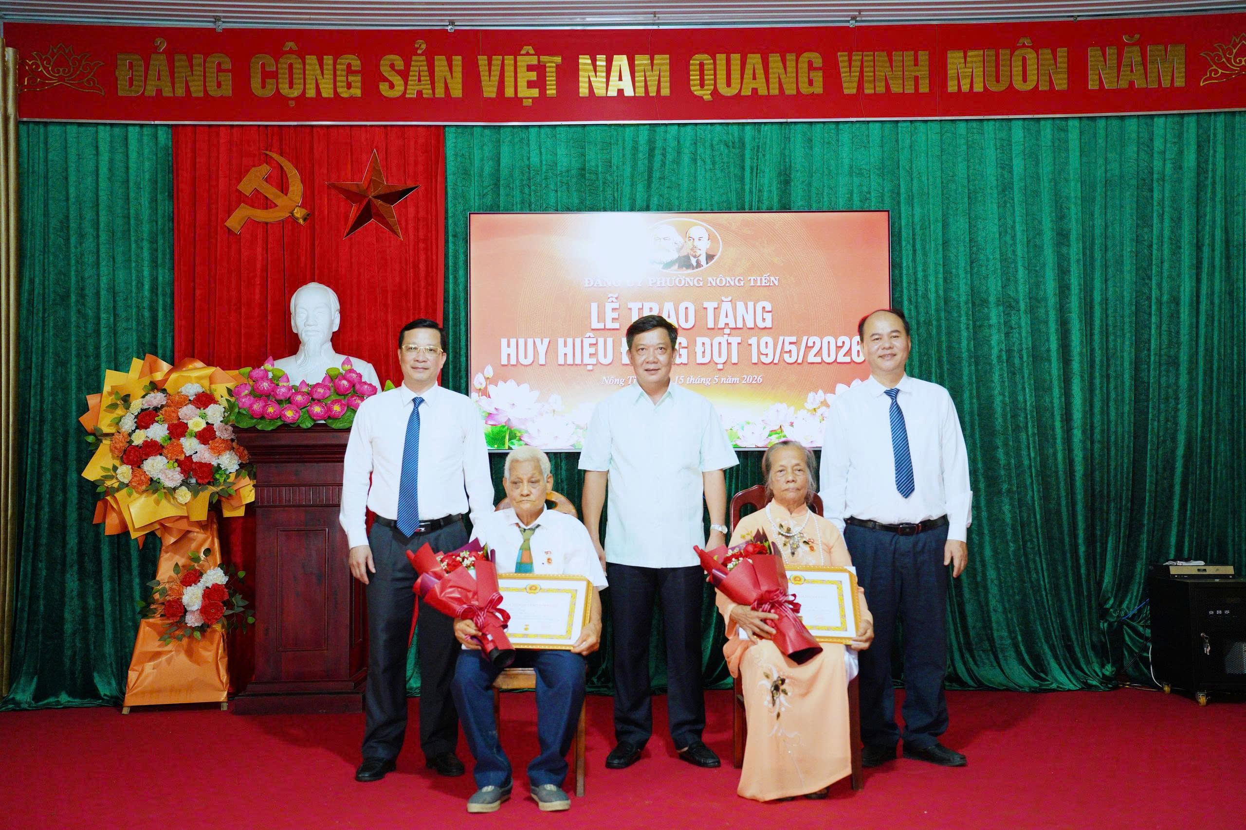Đảng bộ phường Nông Tiến: Long trọng tổ chức Lễ trao tặng Huy hiệu Đảng đợt 19/5