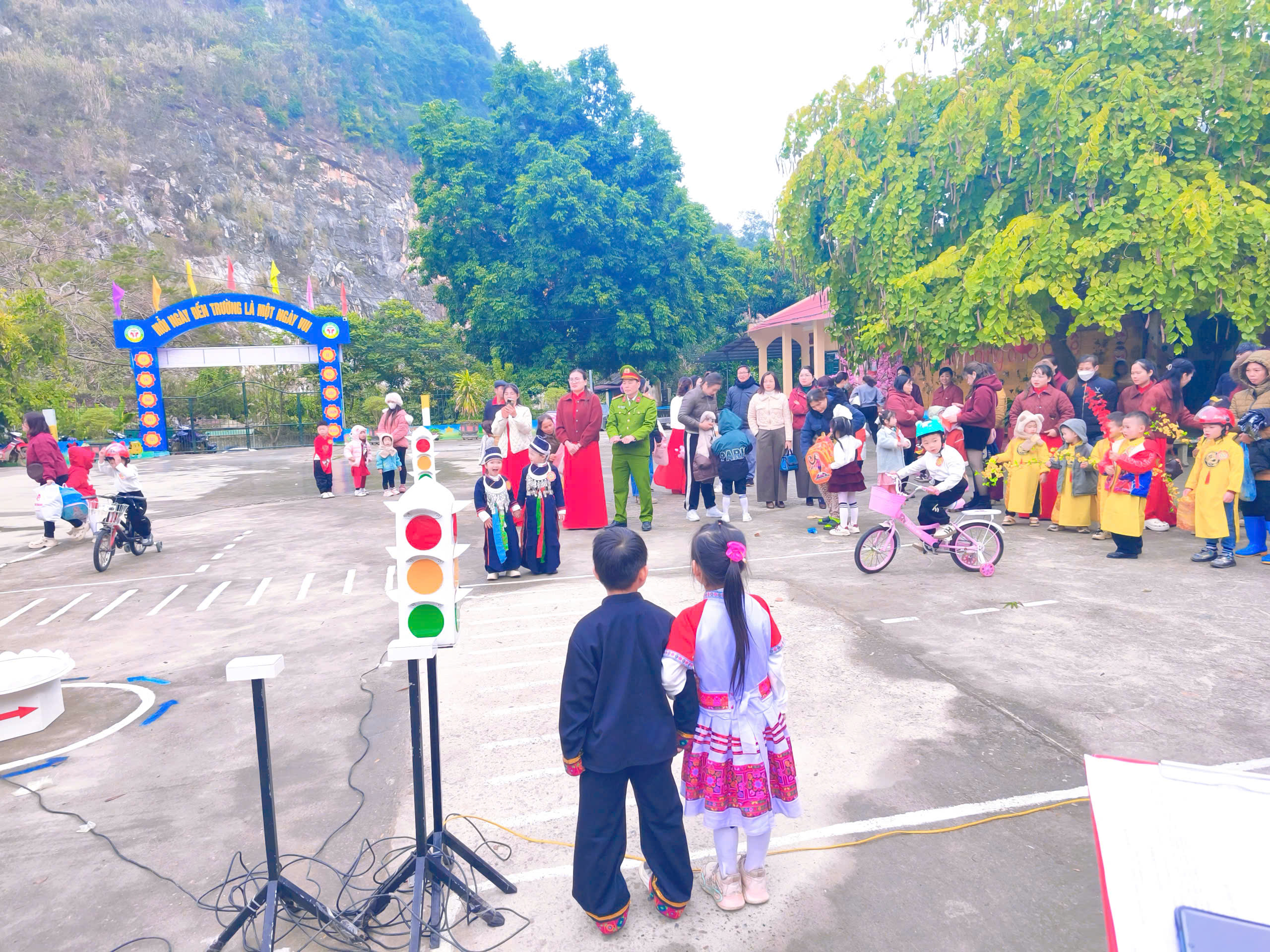 TRẺ MẦM NON VUI VỚI HỘI THI AN TOÀN GIAO THÔNG