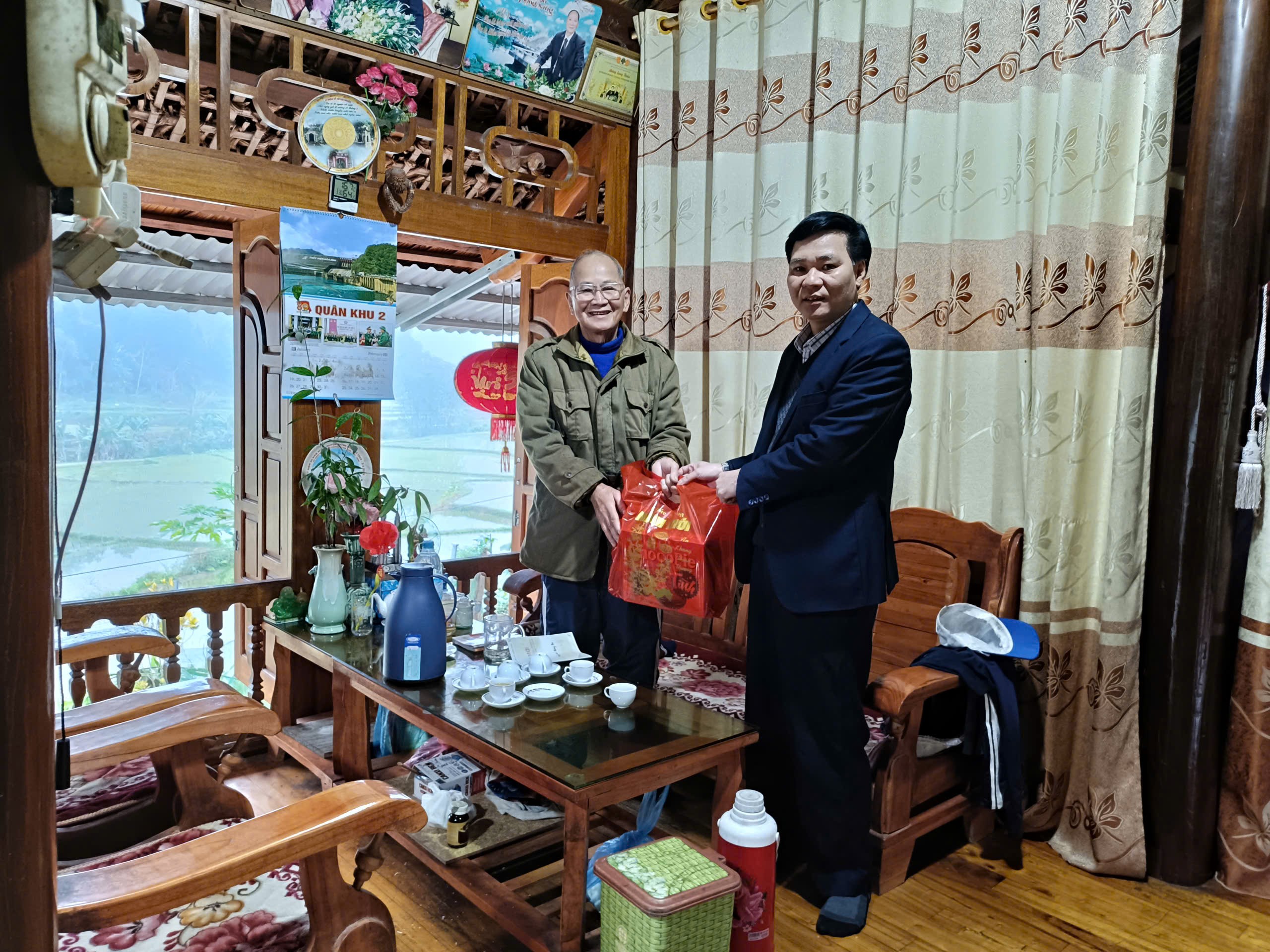 LÃNH ĐẠO XÃ THĂM, CHÚC TẾT VÀ TẶNG QUÀ CÁC ĐỒNG CHÍ NGUYÊN LÃNH ĐẠO NGHỈ HƯU TRÊN ĐỊA BÀN XÃ XUÂN GIANG