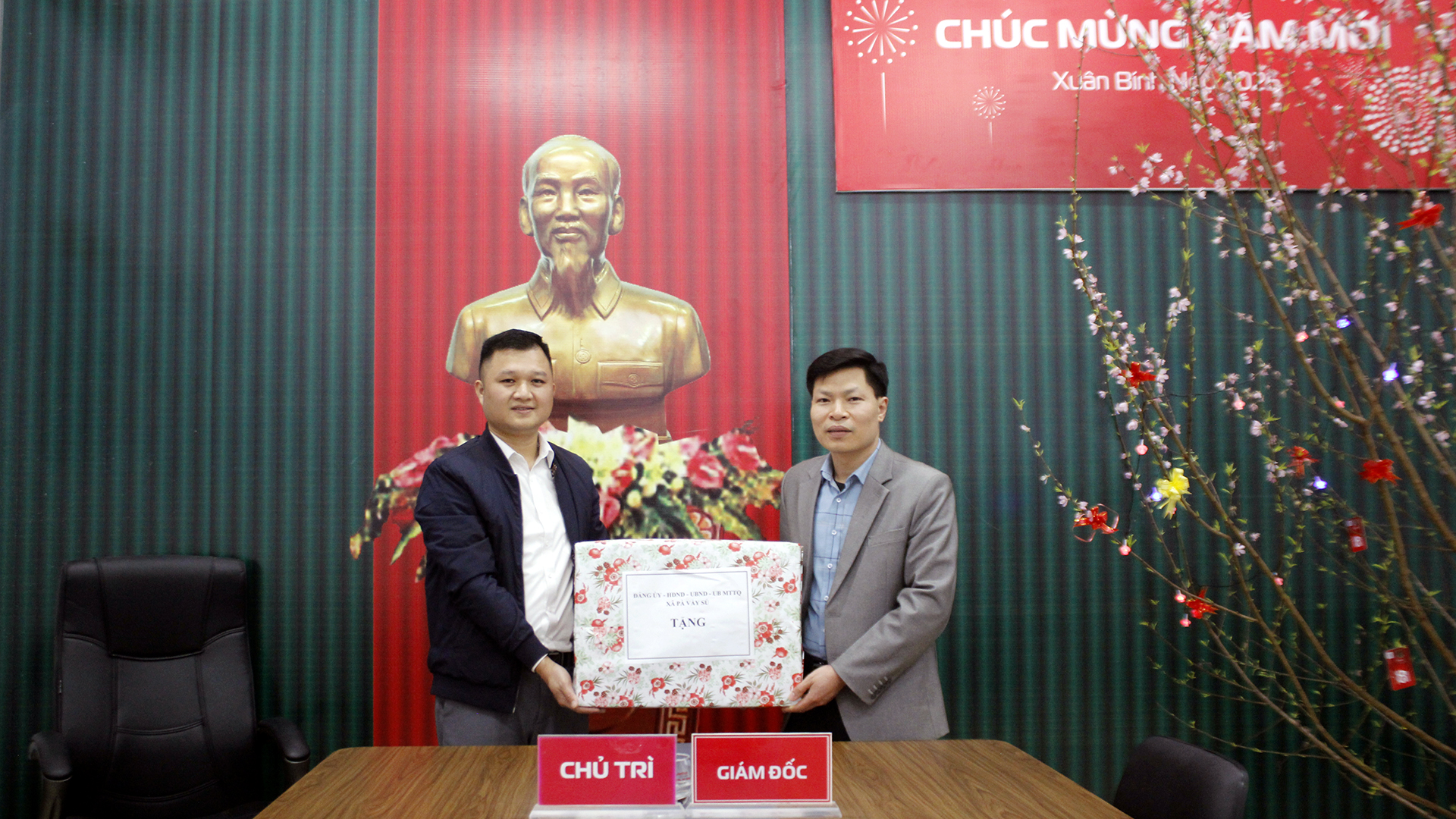 PCT HĐND tặng qu&agrave; tết (2).JPG